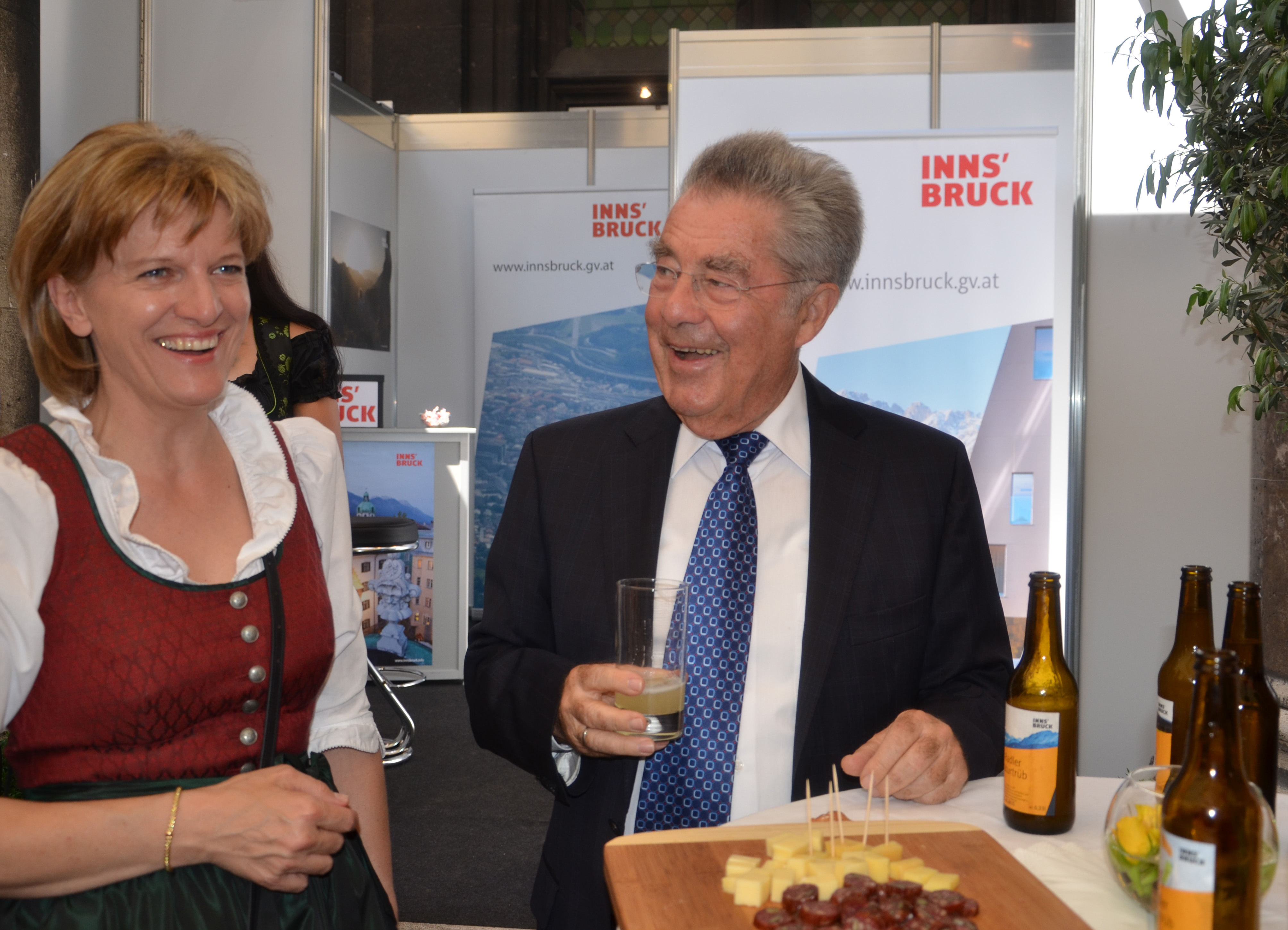 Bundespräsident Heinz Fischer mit Innsbrucks Bürgermeisterin Christine Oppitz-Plörer am Repräsentationsstand beim Städtetag im Wiener Rathaus.
