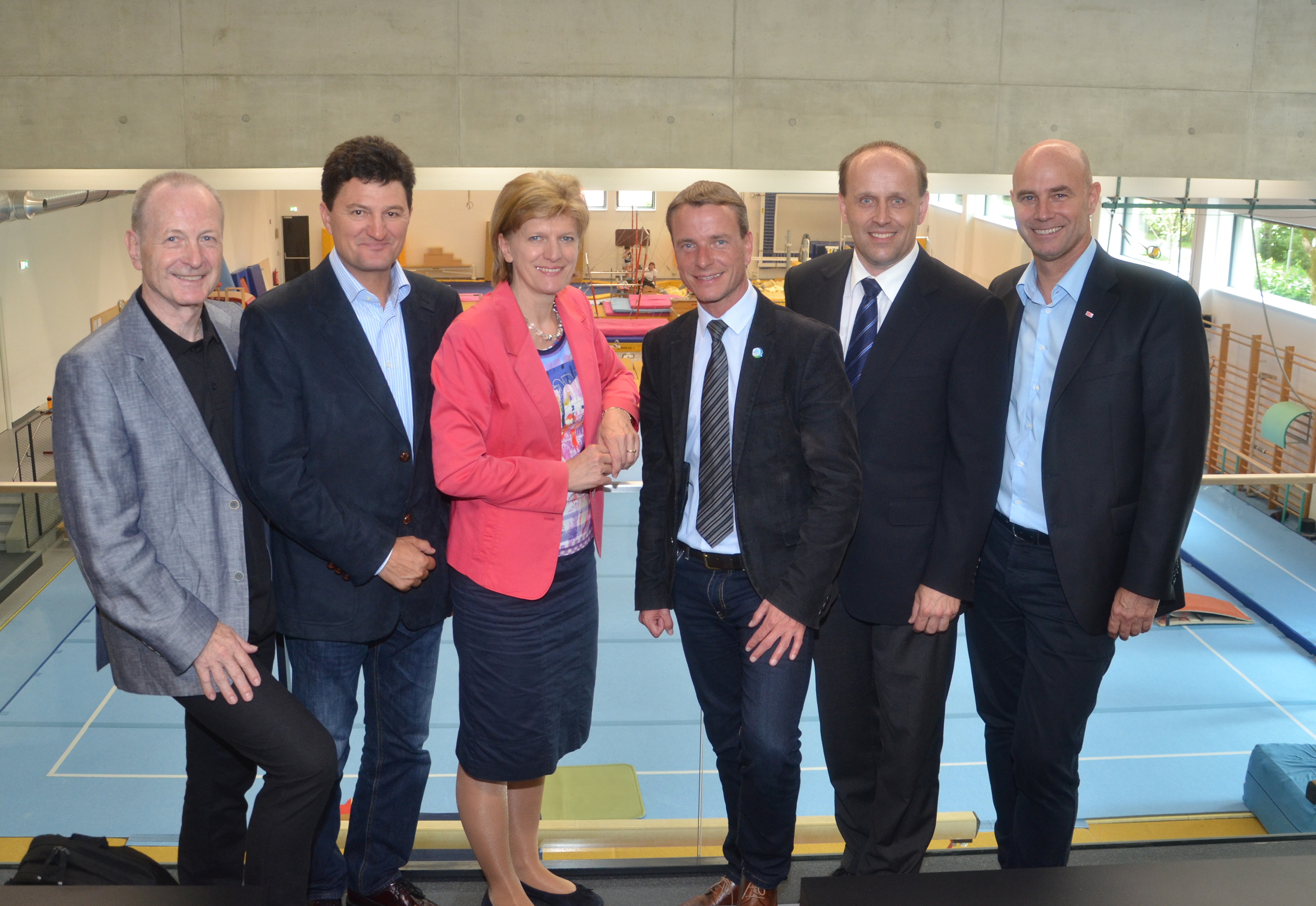 Das fertiggestellte Turnleistungszentrum wurde heute feierlich übergeben. Die Freude war den Anwesenden rund um Bürgermeisterin Christine Oppitz-Plörer anzusehen. Mit ihr freuten sich Friedrich Manseder (Präsident Österreichischer Fachverband für Turnen), Reinhard Eberl (Geschäftsführung Landessportrat), Vizebürgermeister Christoph Kaufmann, Robert Mader (Präsident Landesfachverband für Turnen Tirol) und Sportamtsvorstand Romuald Niescher (v.l.n.r.).