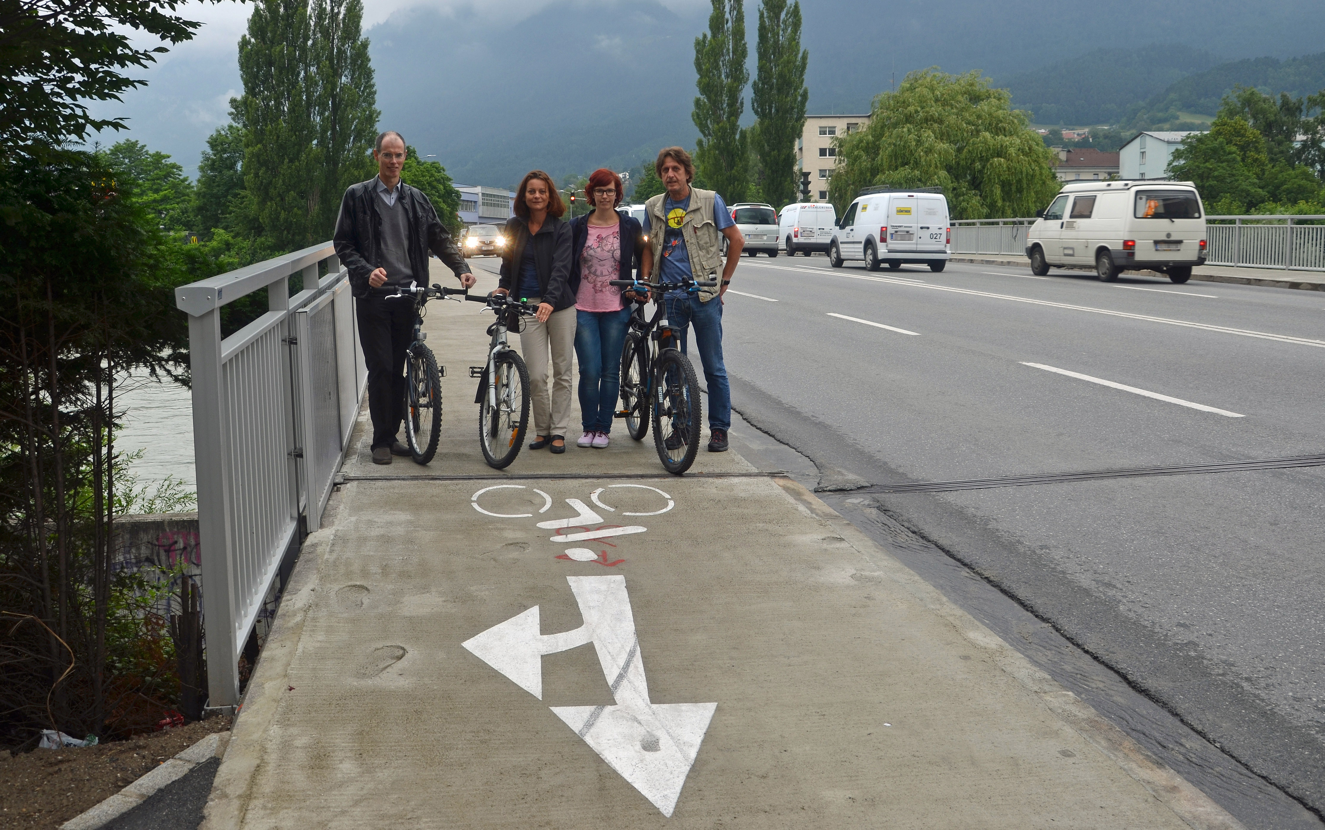 Ing. Werner Enk, Vizebürgermeisterin Mag.a Sonja Pitscheider, Ing. Denise Giesinger (Tiefbau – Planung) und Radkoordinator Helmut Krainer (v. l.) nahmen den neuen kombinierten Rad-Fußweg auf der Freiburger Brücke unter die Lupe.
