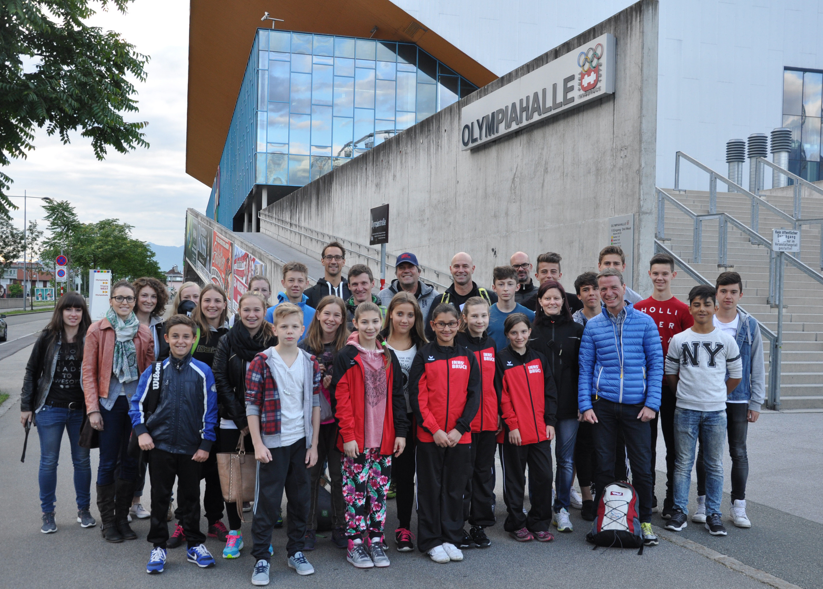 Die Delegation, bestehend aus Offiziellen, darunter u.a. Vizebürgermeister Christoph Kaufmann, TrainerInnen und SportlerInnen wurde heute vor der Olympiahalle verabschiedet.