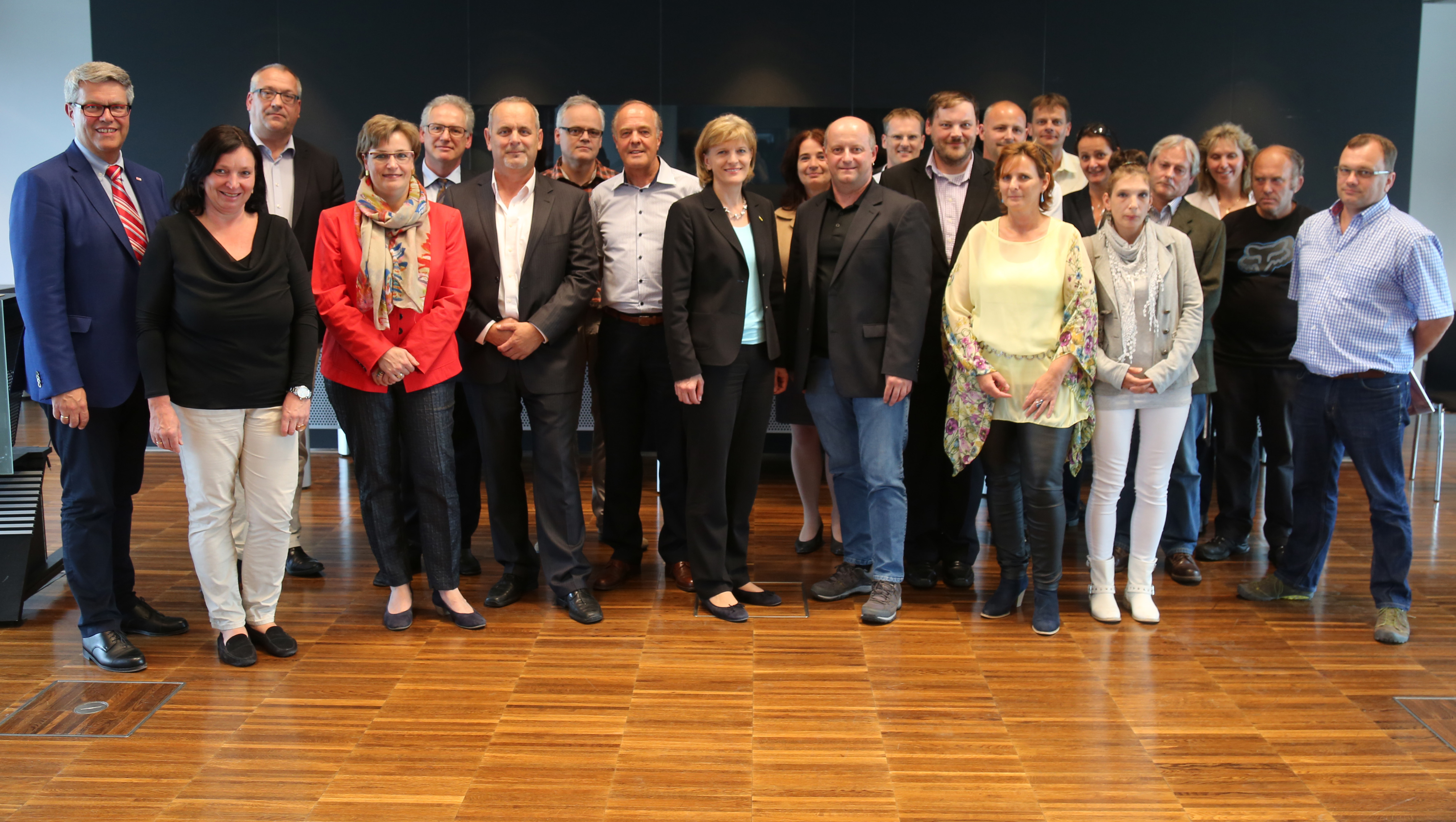 Bürgermeisterin Christine Oppitz-Plörer (Mitte) gratulierte gemeinsam mit Magistratsdirektor Bernhard Holas (5.v.l.) und Personalchef Ferdinand Neu (1.v.l.) den JubilarInnen (am Bild), sowie den anderen ausgezeichneten MitarbeiterInnen.