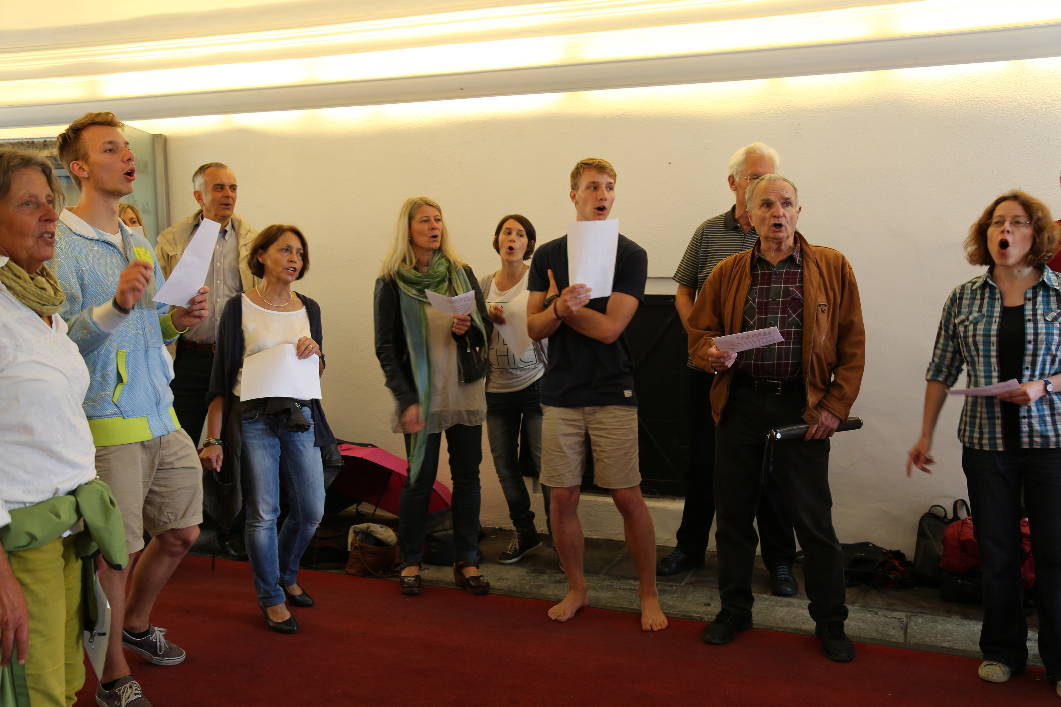 Im Palais Trapp sangen die "Gernsingenden Falschsänger" bei der "Trau mi nit-Station" unter der Leitung von Viktor Schellhorn.