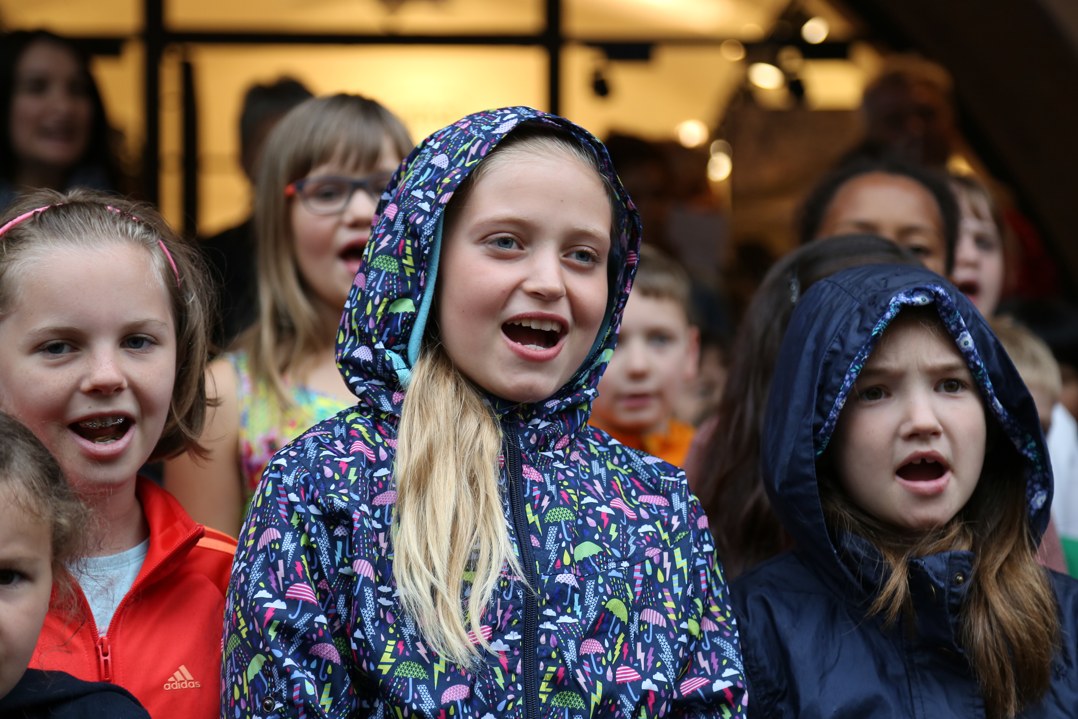 Kinder singen - Alt und Jung singen mit
Bei der Eröffnung vor dem Stadtturm sangen die Kinder der Musikschule Innsbruck unter anderem, passend zum wechselhaften Wetter: "Sonnenschein darf nicht sein"