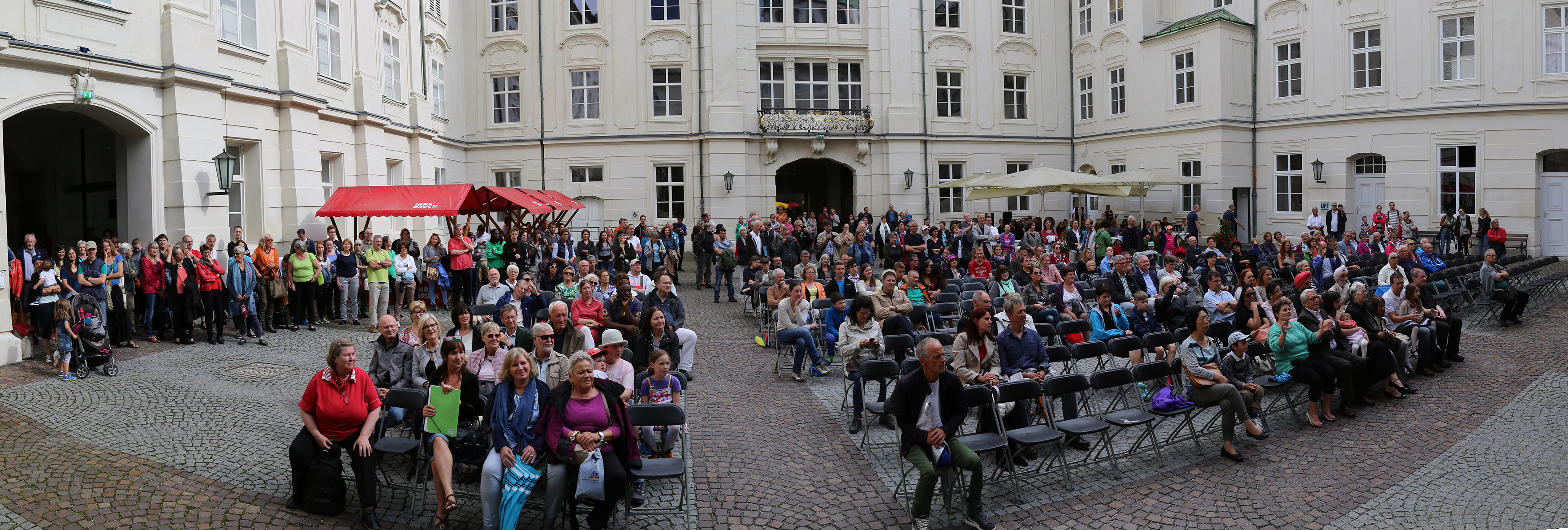 Im Innenhof der Kaiserlichen Hofburg lud die "Lieder aus aller Welt-Station" zum Mitmachen ein, was zahlreiche Sängerinnen in Anspruch nahmen.