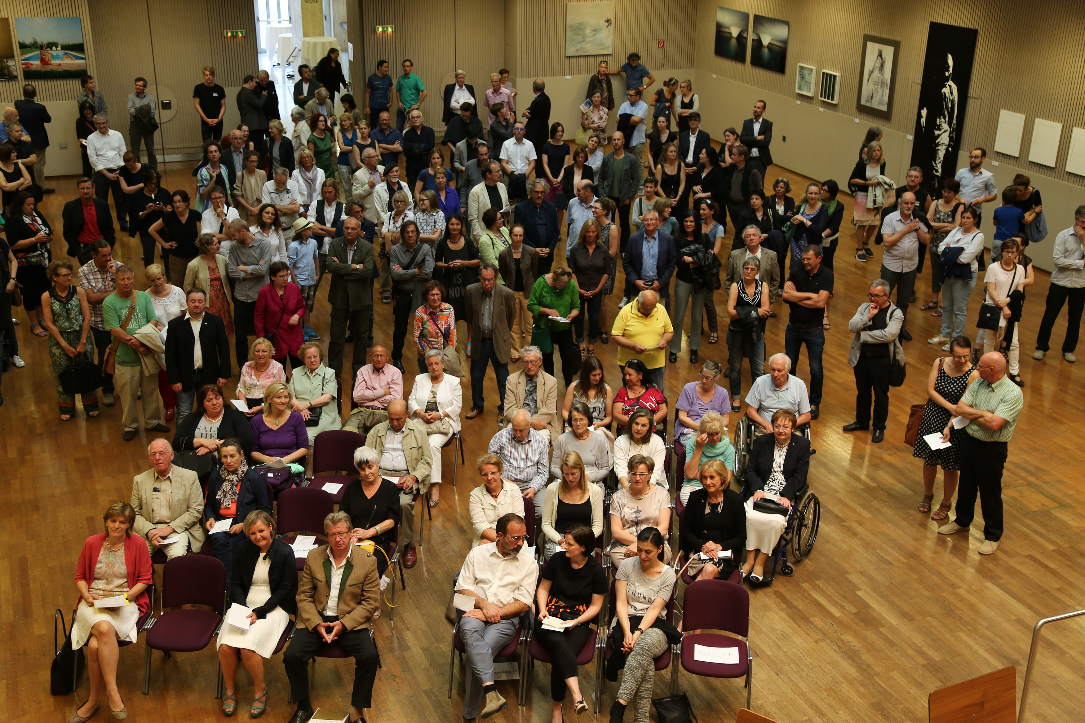 Mehr als 400 KunstinteressentInnen kamen zur Vernissage der "Stadt-Kunst-Innsbruck" in die Stadtsäle.