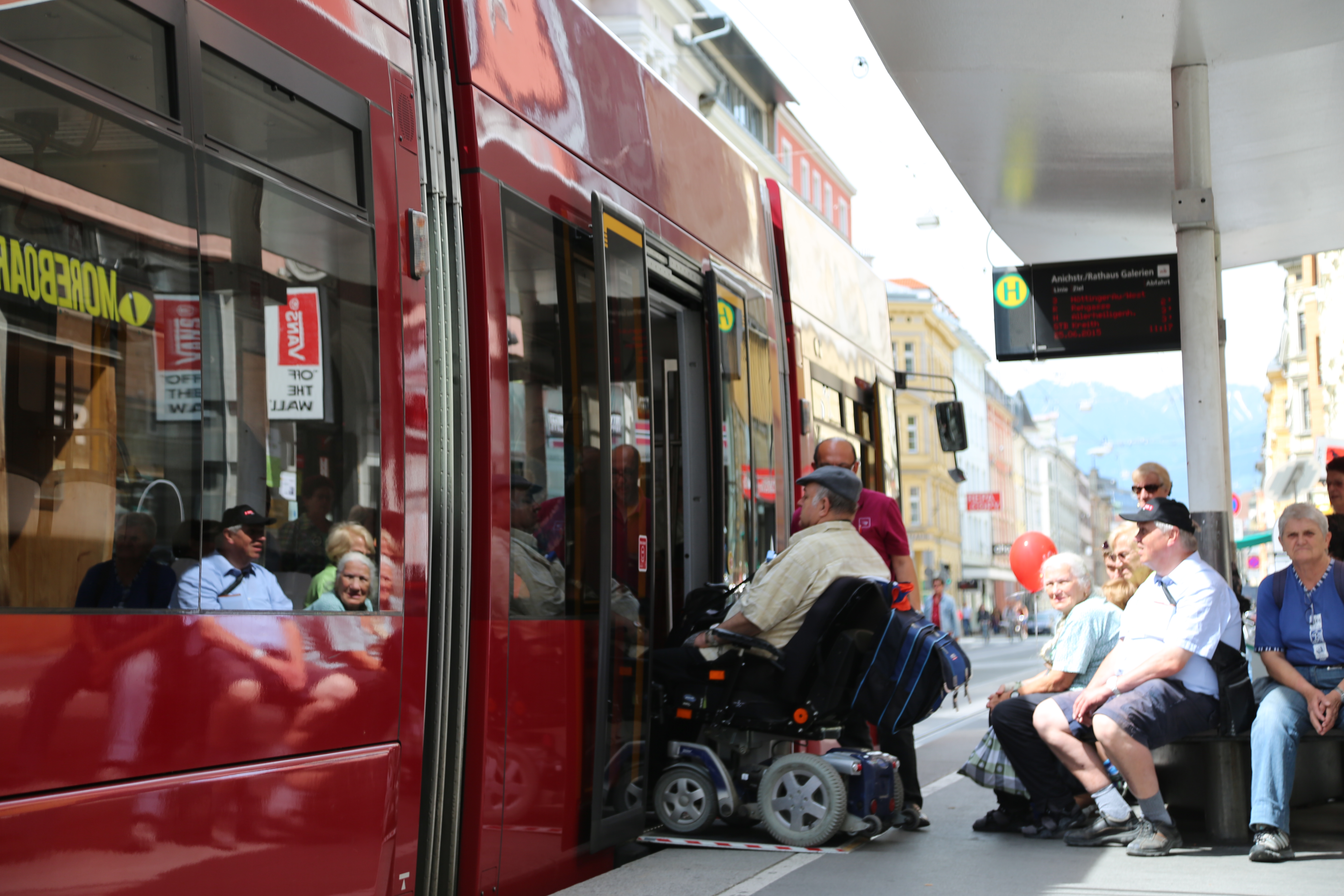 „Bitte einsteigen“ – bei den Haltestellen und Fahrzeugen der IVB kann dieser Aufforderung problemlos und bequem nachgekommen werden.