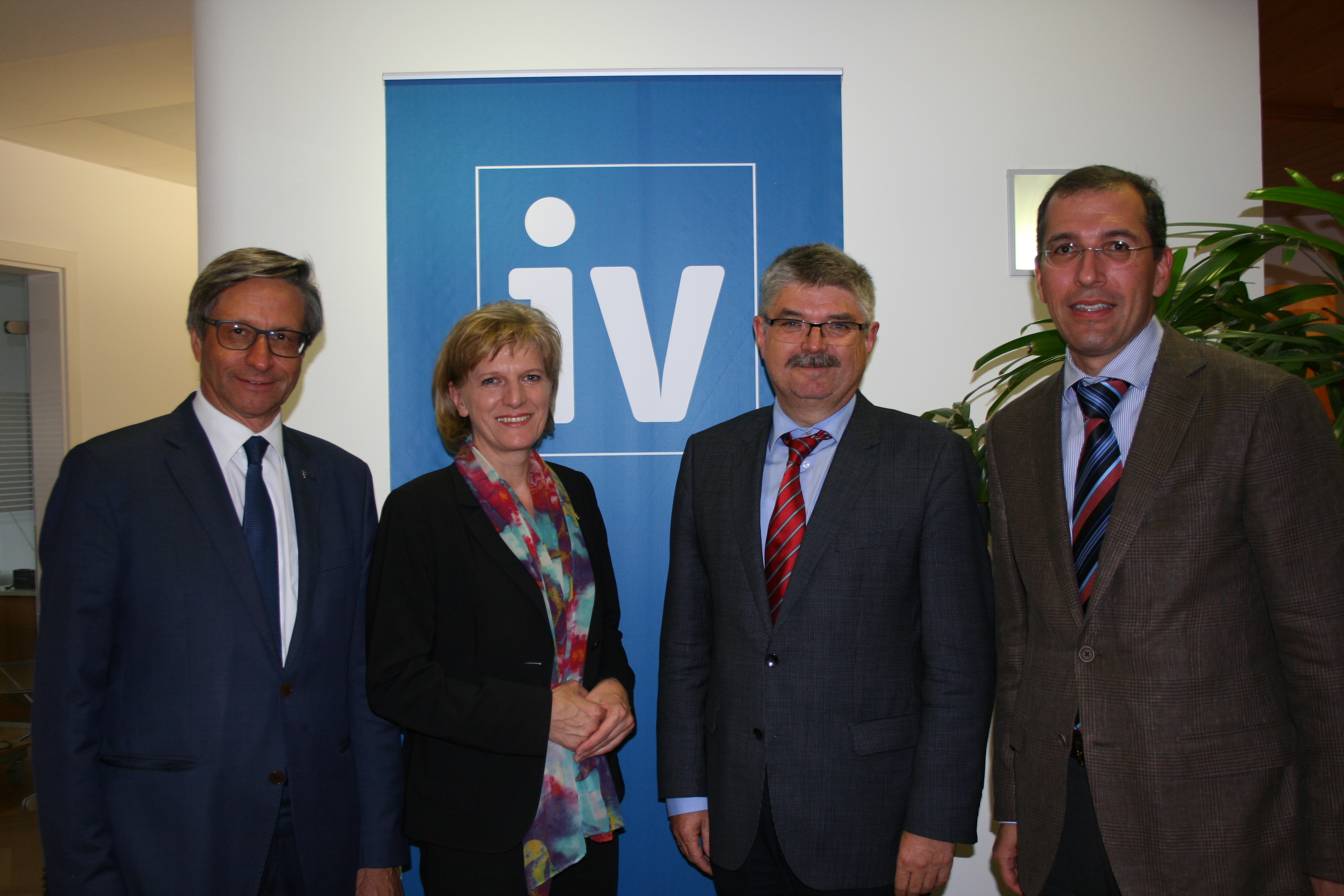 Bei der Vorstands-Beiratssitzung der „Industriellenvereinigung Tirol“ (v. l.): IV-Tirol Präsident Reinhard Schretter, Bürgermeisterin Christine Oppitz-Plörer, IV-Vizepräsident Hermann Lindner und IV-Vizepräsident Christoph Gerin-Swarovski