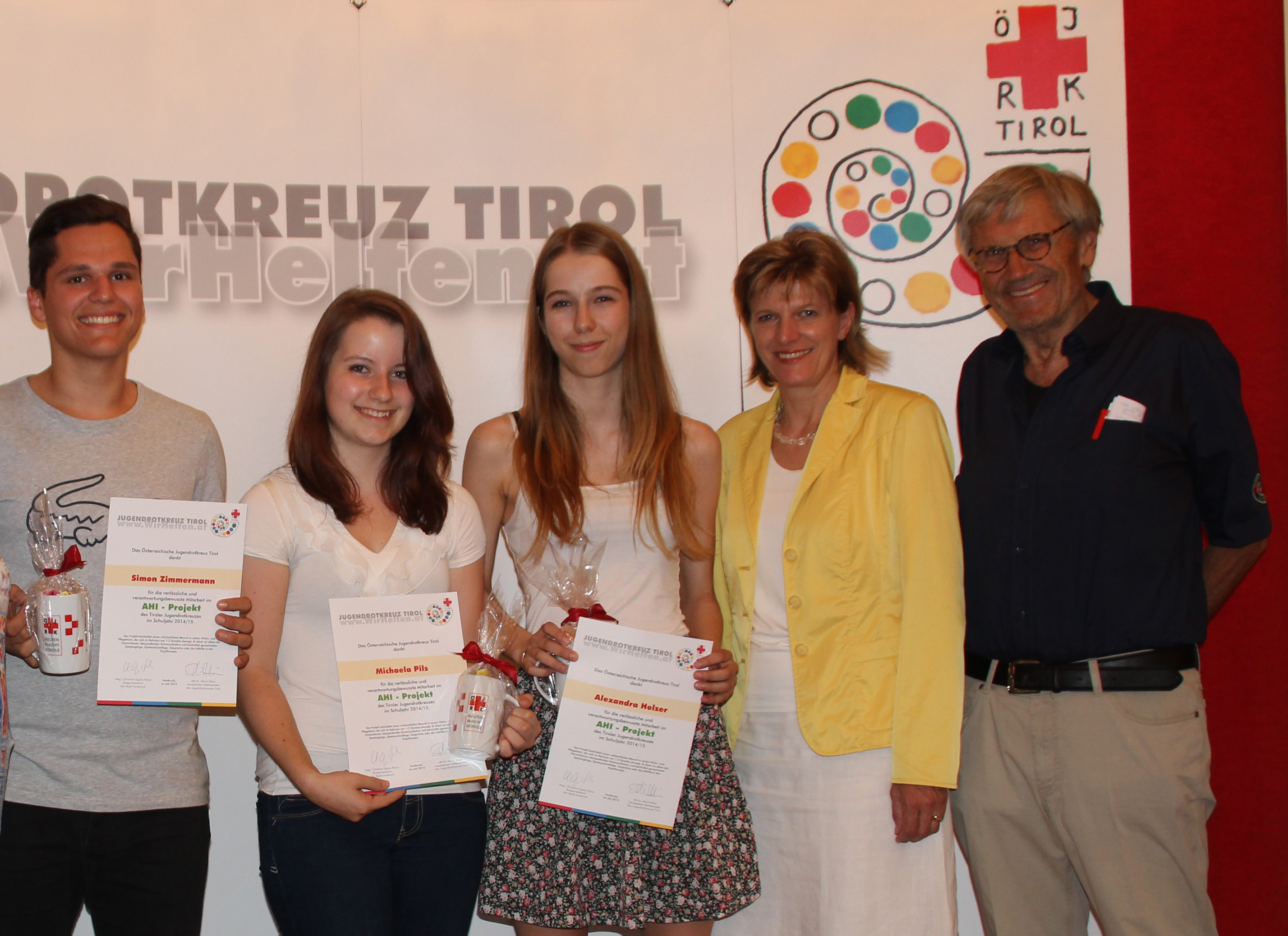 Simon, Michaela und Alexandra (v.l.) wurden für ihr herausragendes Engagement im Auftrag des Jugendrotkreuzes von Bürgermeisterin Christine Oppitz-Plörer und Edwin Klien, Landesleiter-Stv. des JRK, besonders geehrt.