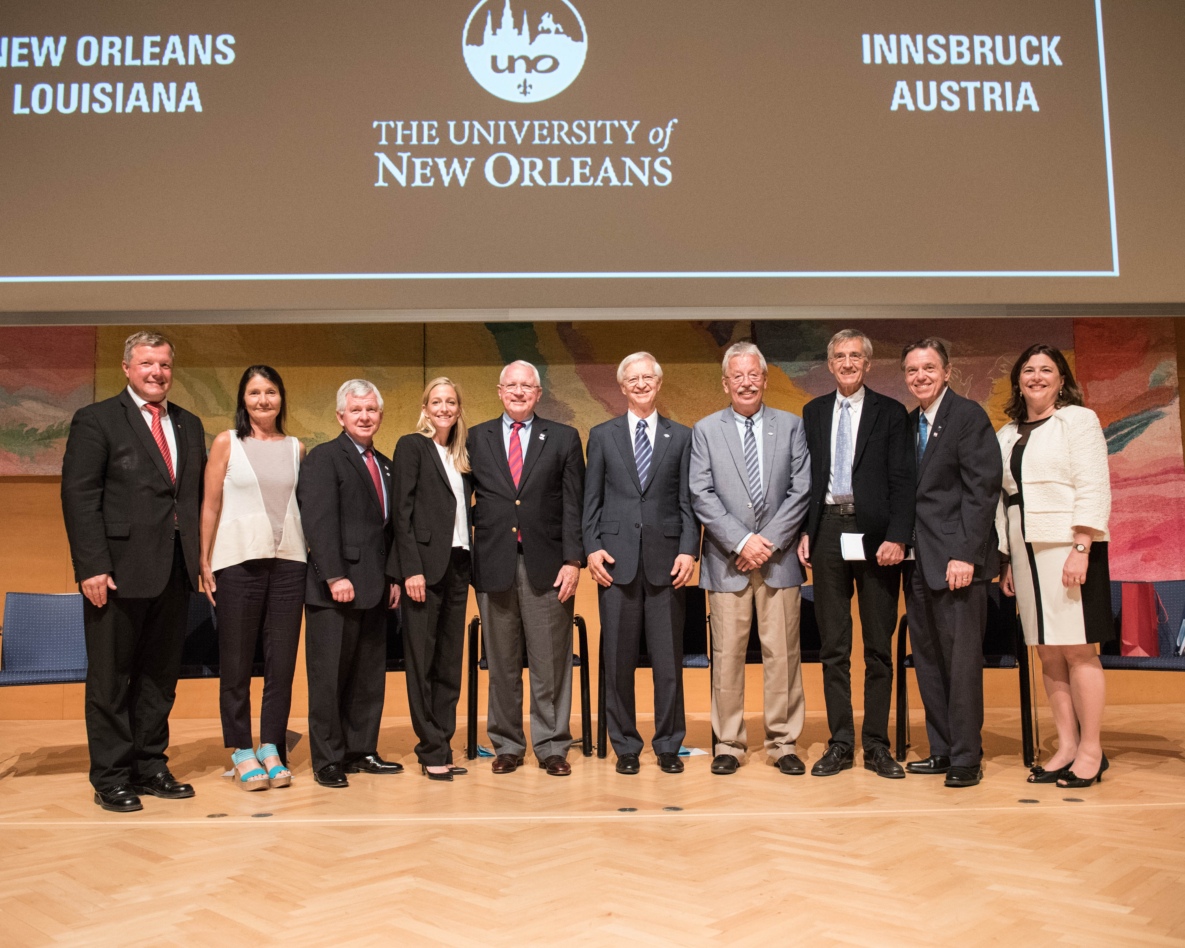 Im Rahmen der Opening Ceremony der UNO Summer School wurde unter anderem auch das Nick-Mueller-Stipendium vergeben (v.l.): Landesrat Univ. Prof. Dr. Bernhard Tilg, Gemeinderätin Mag.a Uschi Schwarzl, Mark Romig (President and CEO, New Orleans Tourism Marketing Corporation, representing New Orleans Mayor Mitchell Landrieu), H.E. Alexa Wesner (Ambassador of the United States of America to Austria), Dr. Gorden H. „Nick” Mueller (President and CEO, National World War II Museum and Founder of the UNO-Innsbruck International Summer School), Dr. Peter Jorgensen (Assistant Academic Director, UNO-Innsbruck International Summer School, representing The University of Georgia), Dr. Carl Malmgren (Academic Director, UNO-Innsbruck International Summer School 2015), Univ.Prof. Dr. Tilmann Märk (Rektor der Universität Innsbruck), Dr. Peter Fos (President, The University of New Orleans) und Mag.a Alea M. Cot (Assistant Vice President for International Education, The University of New Orleans).