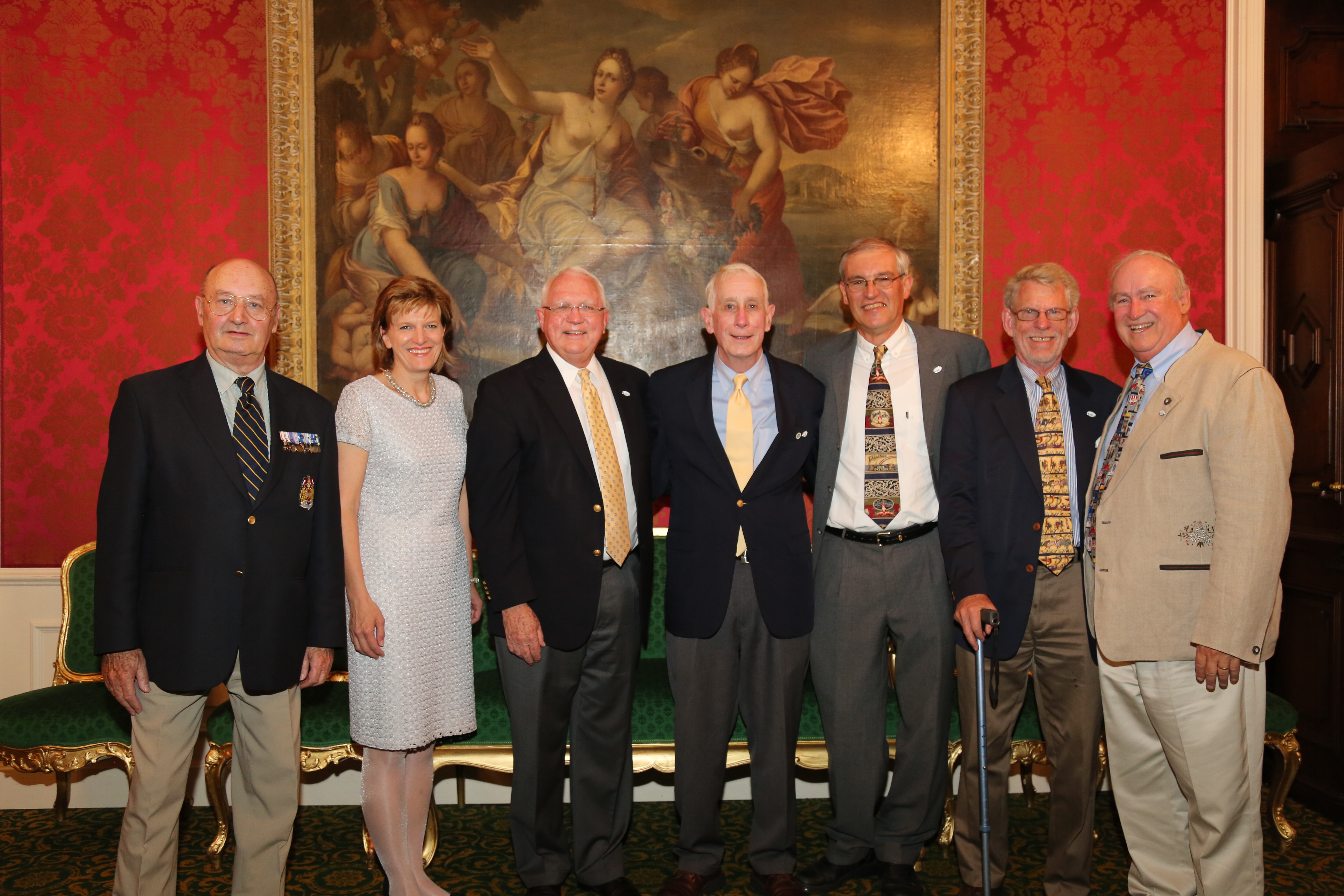 Bürgermeisterin Christine Oppitz-Plörer (2.v.l.) mit dem Team um Gorden H. "Nick" Mueller (Bildmitte), die schon vor 40 Jahren Teil des Organisationsstabes der UNO Summer School waren und zu den Gründungsmitgliedern zählen.