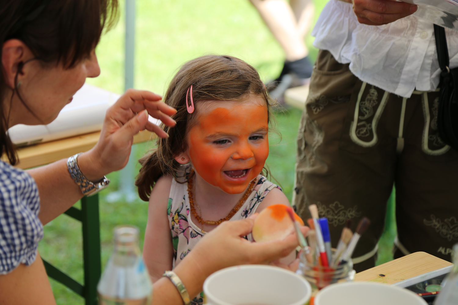 Anlässlich des 20. Amraser Dorffestes fand am 05. Juli nach neun Jahren erstmals wieder eine Marschmusikbewertung des Musikbezirkes Innsbruck-Stadt unter dem Motto "Musik in Bewegung" statt.
Neun Kapellen stellten sich den strengen Augen der Bewerter und gaben ihr Bestes. Bürgermeisterin Christine Oppitz-Plörer überreichte mit Roland Mair (GF des Tiroler Blasmusikverbandes) dem Obmann des Musikbezirkes Innsbruck-Stadt, Markus Schlenck, das Silberne Ehrenzeichen für seine besonderen Verdienste.
Die "Siegerehrung" führte stellvertretend für das Stadtoberhaupt Gemeinderätin Herlinde Keuschnigg und Gemeinderat Franz Hitzl, beide Mitglieder im Kulturausschuss, durch.
