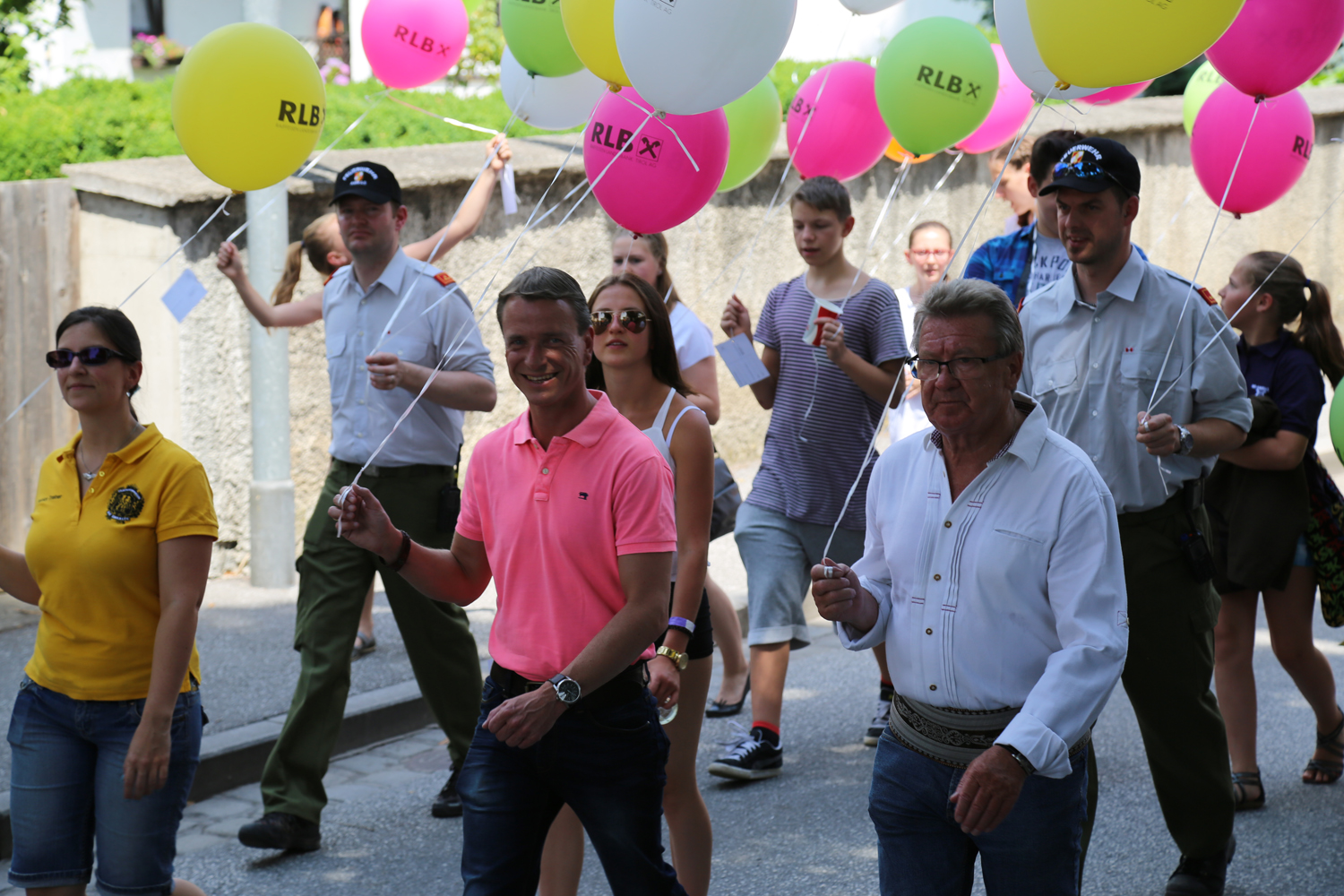 Anlässlich des 20. Amraser Dorffestes fand am 05. Juli nach neun Jahren erstmals wieder eine Marschmusikbewertung des Musikbezirkes Innsbruck-Stadt unter dem Motto "Musik in Bewegung" statt.
Neun Kapellen stellten sich den strengen Augen der Bewerter und gaben ihr Bestes. Bürgermeisterin Christine Oppitz-Plörer überreichte mit Roland Mair (GF des Tiroler Blasmusikverbandes) dem Obmann des Musikbezirkes Innsbruck-Stadt, Markus Schlenck, das Silberne Ehrenzeichen für seine besonderen Verdienste.
Die "Siegerehrung" führte stellvertretend für das Stadtoberhaupt Gemeinderätin Herlinde Keuschnigg und Gemeinderat Franz Hitzl, beide Mitglieder im Kulturausschuss, durch.