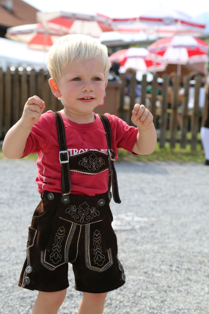 Anlässlich des 20. Amraser Dorffestes fand am 05. Juli nach neun Jahren erstmals wieder eine Marschmusikbewertung des Musikbezirkes Innsbruck-Stadt unter dem Motto "Musik in Bewegung" statt.
Neun Kapellen stellten sich den strengen Augen der Bewerter und gaben ihr Bestes. Bürgermeisterin Christine Oppitz-Plörer überreichte mit Roland Mair (GF des Tiroler Blasmusikverbandes) dem Obmann des Musikbezirkes Innsbruck-Stadt, Markus Schlenck, das Silberne Ehrenzeichen für seine besonderen Verdienste.
Die "Siegerehrung" führte stellvertretend für das Stadtoberhaupt Gemeinderätin Herlinde Keuschnigg und Gemeinderat Franz Hitzl, beide Mitglieder im Kulturausschuss, durch.