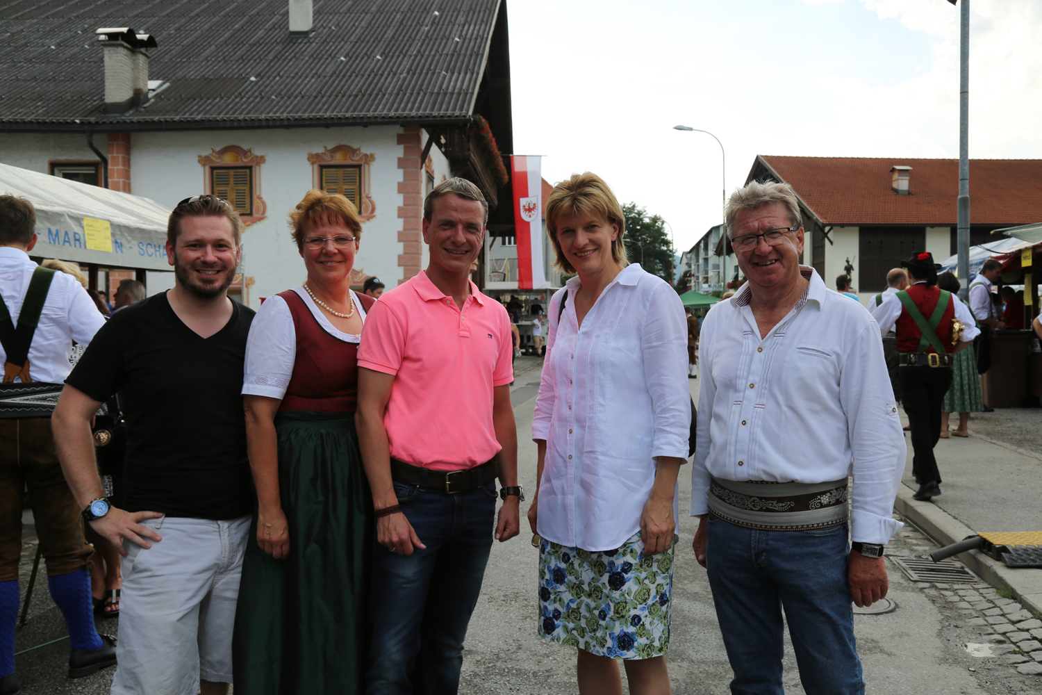 Anlässlich des 20. Amraser Dorffestes fand am 05. Juli nach neun Jahren erstmals wieder eine Marschmusikbewertung des Musikbezirkes Innsbruck-Stadt unter dem Motto "Musik in Bewegung" statt.
Neun Kapellen stellten sich den strengen Augen der Bewerter und gaben ihr Bestes. Bürgermeisterin Christine Oppitz-Plörer überreichte mit Roland Mair (GF des Tiroler Blasmusikverbandes) dem Obmann des Musikbezirkes Innsbruck-Stadt, Markus Schlenck, das Silberne Ehrenzeichen für seine besonderen Verdienste.
Die "Siegerehrung" führte stellvertretend für das Stadtoberhaupt Gemeinderätin Herlinde Keuschnigg und Gemeinderat Franz Hitzl, beide Mitglieder im Kulturausschuss, durch.