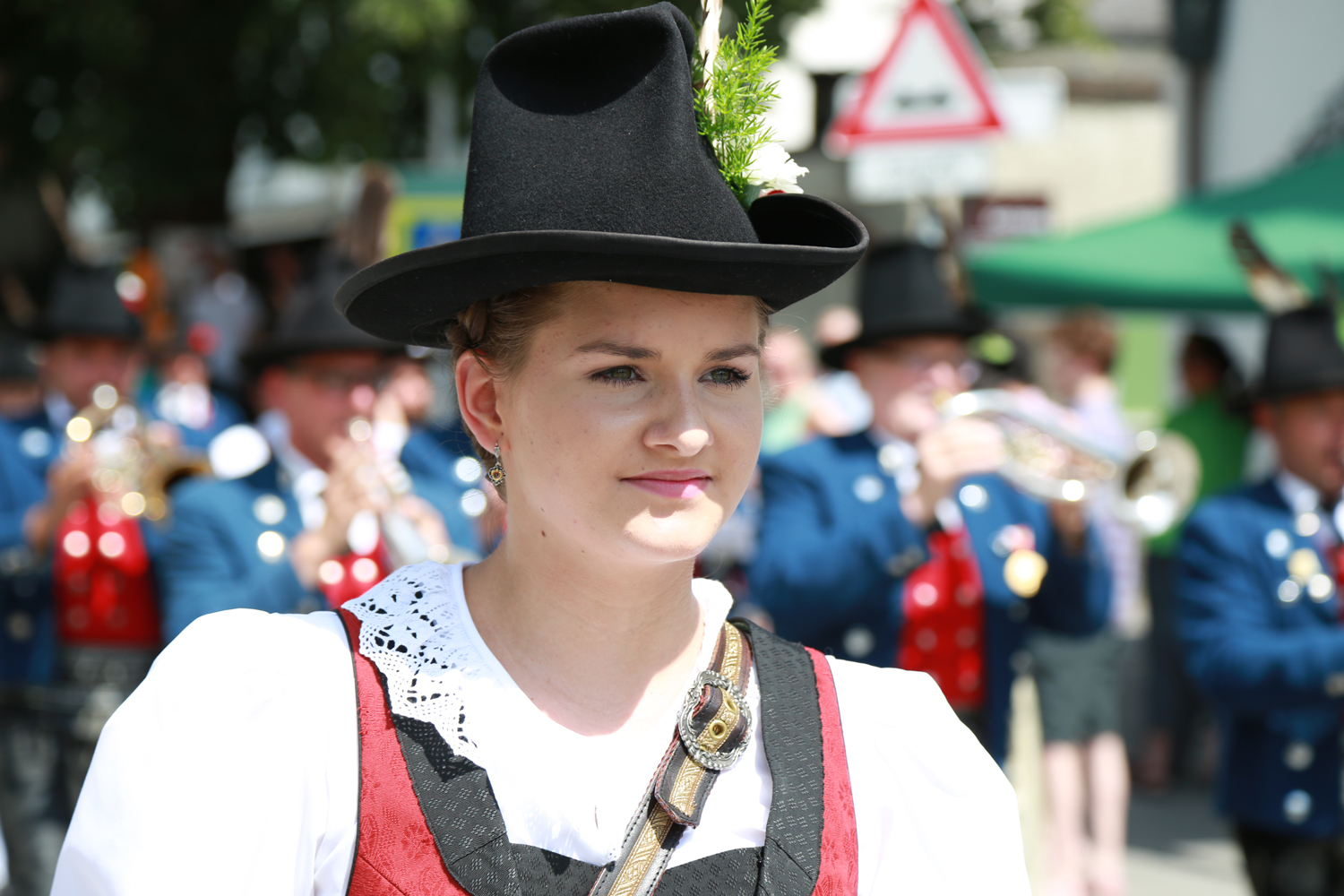 Anlässlich des 20. Amraser Dorffestes fand am 05. Juli nach neun Jahren erstmals wieder eine Marschmusikbewertung des Musikbezirkes Innsbruck-Stadt unter dem Motto "Musik in Bewegung" statt.
Neun Kapellen stellten sich den strengen Augen der Bewerter und gaben ihr Bestes. Bürgermeisterin Christine Oppitz-Plörer überreichte mit Roland Mair (GF des Tiroler Blasmusikverbandes) dem Obmann des Musikbezirkes Innsbruck-Stadt, Markus Schlenck, das Silberne Ehrenzeichen für seine besonderen Verdienste.
Die "Siegerehrung" führte stellvertretend für das Stadtoberhaupt Gemeinderätin Herlinde Keuschnigg und Gemeinderat Franz Hitzl, beide Mitglieder im Kulturausschuss, durch.