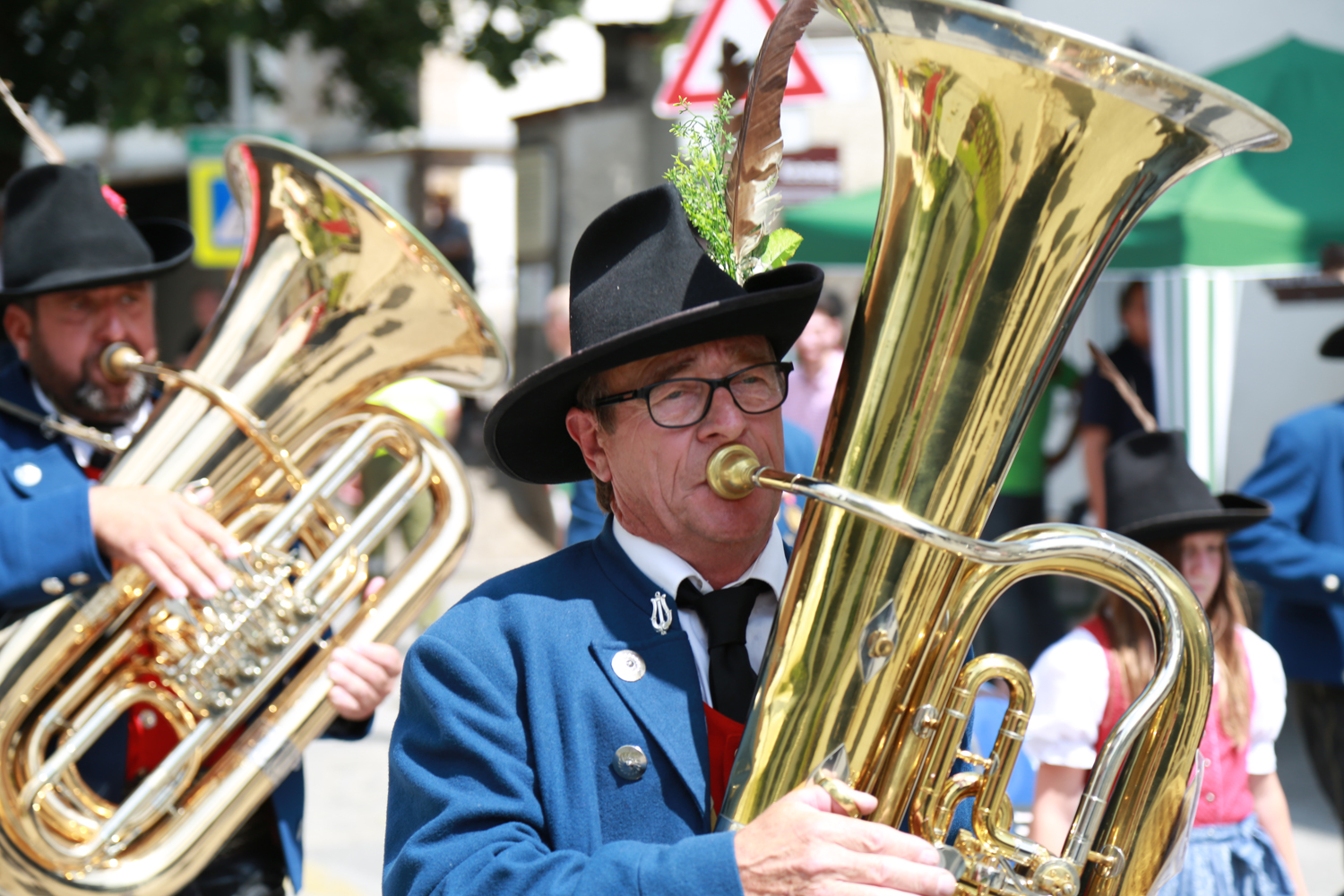 Anlässlich des 20. Amraser Dorffestes fand am 05. Juli nach neun Jahren erstmals wieder eine Marschmusikbewertung des Musikbezirkes Innsbruck-Stadt unter dem Motto "Musik in Bewegung" statt.
Neun Kapellen stellten sich den strengen Augen der Bewerter und gaben ihr Bestes. Bürgermeisterin Christine Oppitz-Plörer überreichte mit Roland Mair (GF des Tiroler Blasmusikverbandes) dem Obmann des Musikbezirkes Innsbruck-Stadt, Markus Schlenck, das Silberne Ehrenzeichen für seine besonderen Verdienste.
Die "Siegerehrung" führte stellvertretend für das Stadtoberhaupt Gemeinderätin Herlinde Keuschnigg und Gemeinderat Franz Hitzl, beide Mitglieder im Kulturausschuss, durch.