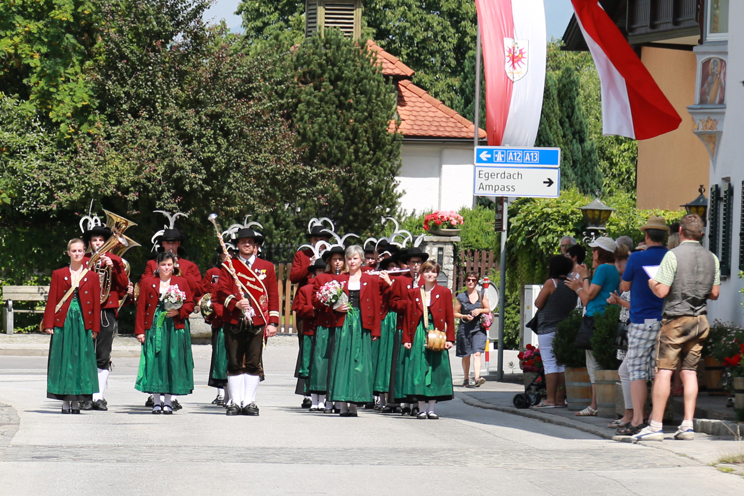 Anlässlich des 20. Amraser Dorffestes fand am 05. Juli nach neun Jahren erstmals wieder eine Marschmusikbewertung des Musikbezirkes Innsbruck-Stadt unter dem Motto "Musik in Bewegung" statt.
Neun Kapellen stellten sich den strengen Augen der Bewerter und gaben ihr Bestes. Bürgermeisterin Christine Oppitz-Plörer überreichte mit Roland Mair (GF des Tiroler Blasmusikverbandes) dem Obmann des Musikbezirkes Innsbruck-Stadt, Markus Schlenck, das Silberne Ehrenzeichen für seine besonderen Verdienste.
Die "Siegerehrung" führte stellvertretend für das Stadtoberhaupt Gemeinderätin Herlinde Keuschnigg und Gemeinderat Franz Hitzl, beide Mitglieder im Kulturausschuss, durch.