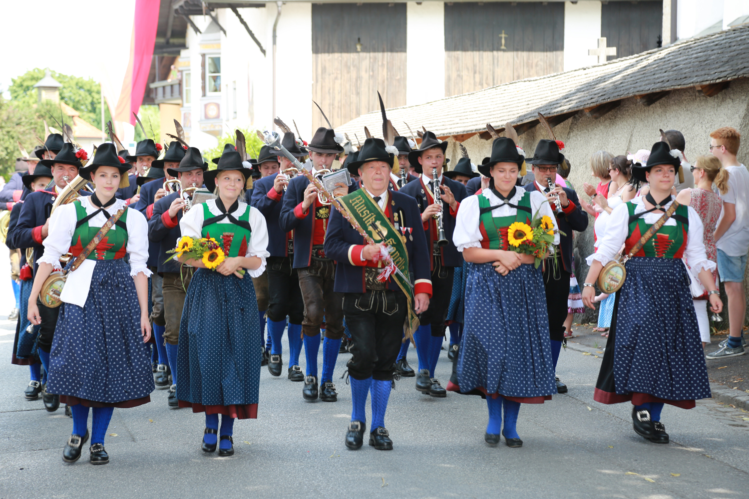 Anlässlich des 20. Amraser Dorffestes fand am 05. Juli nach neun Jahren erstmals wieder eine Marschmusikbewertung des Musikbezirkes Innsbruck-Stadt unter dem Motto "Musik in Bewegung" statt.
Neun Kapellen stellten sich den strengen Augen der Bewerter und gaben ihr Bestes. Bürgermeisterin Christine Oppitz-Plörer überreichte mit Roland Mair (GF des Tiroler Blasmusikverbandes) dem Obmann des Musikbezirkes Innsbruck-Stadt, Markus Schlenck, das Silberne Ehrenzeichen für seine besonderen Verdienste.
Die "Siegerehrung" führte stellvertretend für das Stadtoberhaupt Gemeinderätin Herlinde Keuschnigg und Gemeinderat Franz Hitzl, beide Mitglieder im Kulturausschuss, durch.