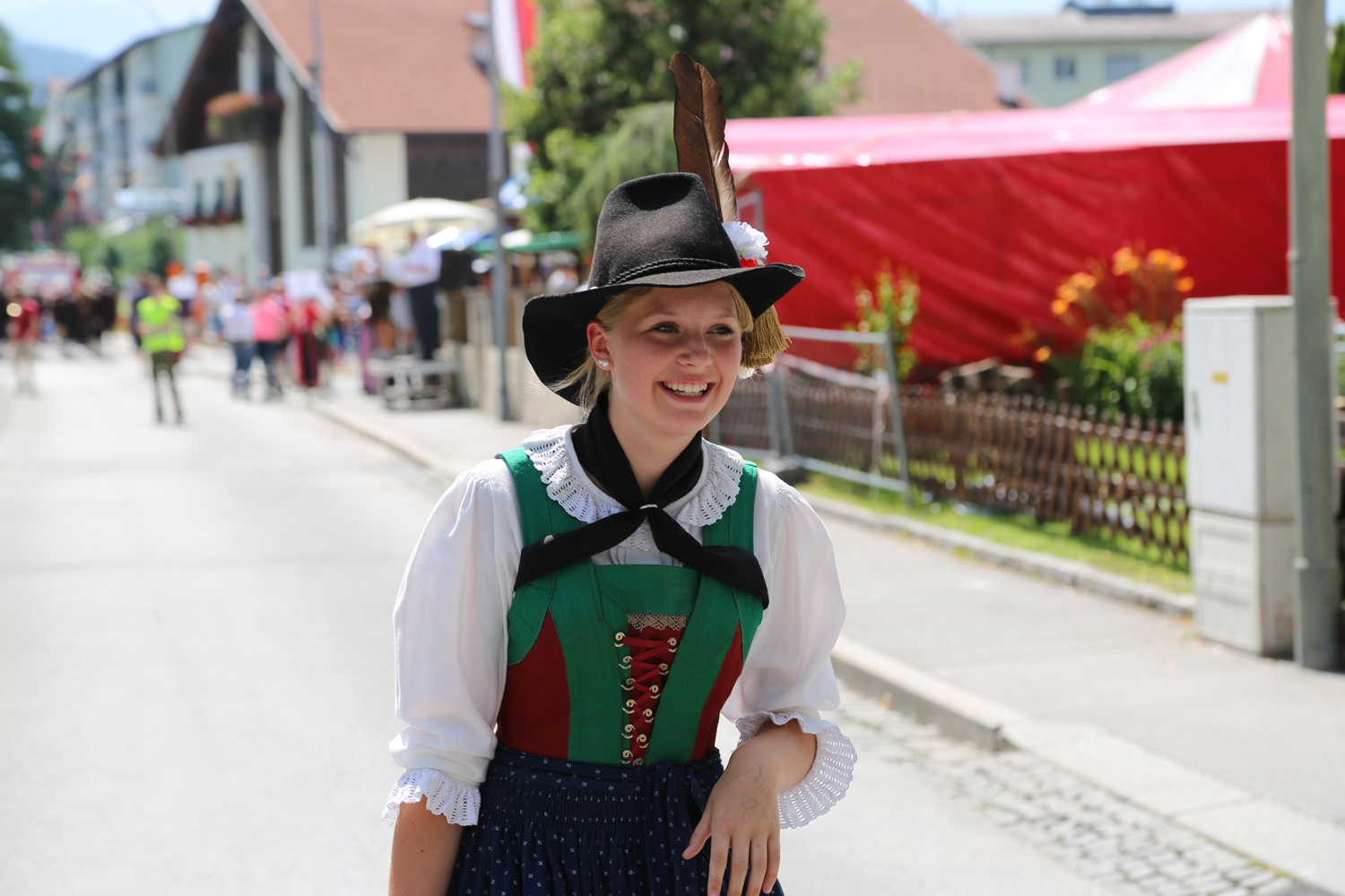 Anlässlich des 20. Amraser Dorffestes fand am 05. Juli nach neun Jahren erstmals wieder eine Marschmusikbewertung des Musikbezirkes Innsbruck-Stadt unter dem Motto "Musik in Bewegung" statt.
Neun Kapellen stellten sich den strengen Augen der Bewerter und gaben ihr Bestes. Bürgermeisterin Christine Oppitz-Plörer überreichte mit Roland Mair (GF des Tiroler Blasmusikverbandes) dem Obmann des Musikbezirkes Innsbruck-Stadt, Markus Schlenck, das Silberne Ehrenzeichen für seine besonderen Verdienste.
Die "Siegerehrung" führte stellvertretend für das Stadtoberhaupt Gemeinderätin Herlinde Keuschnigg und Gemeinderat Franz Hitzl, beide Mitglieder im Kulturausschuss, durch.