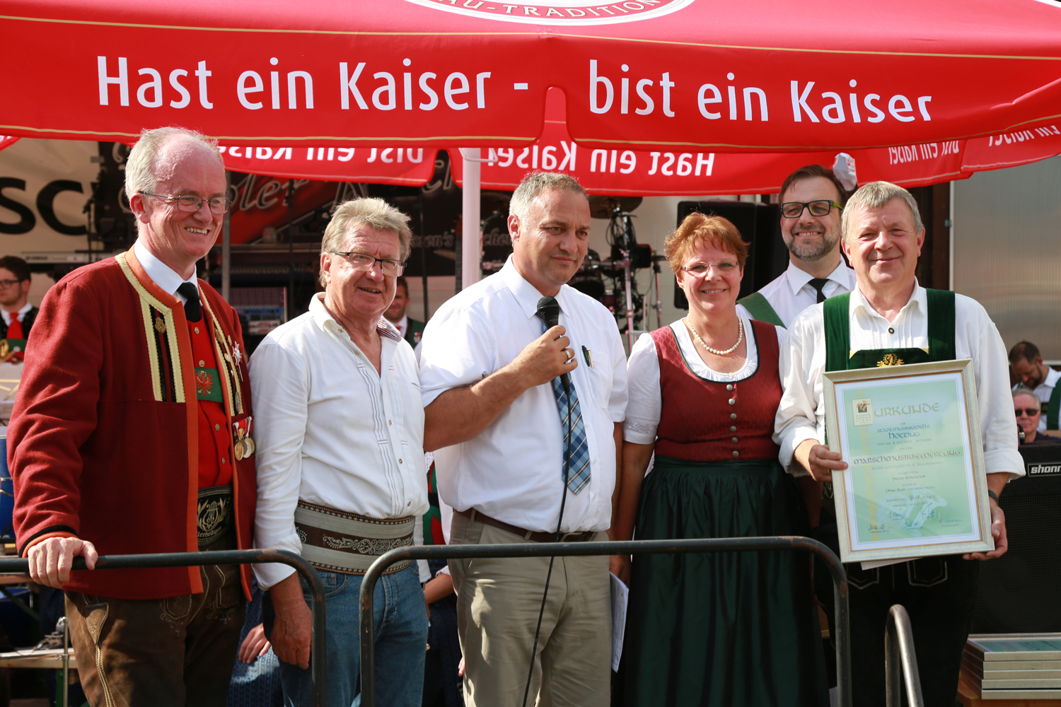 Anlässlich des 20. Amraser Dorffestes fand am 05. Juli nach neun Jahren erstmals wieder eine Marschmusikbewertung des Musikbezirkes Innsbruck-Stadt unter dem Motto "Musik in Bewegung" statt.
Neun Kapellen stellten sich den strengen Augen der Bewerter und gaben ihr Bestes. Bürgermeisterin Christine Oppitz-Plörer überreichte mit Roland Mair (GF des Tiroler Blasmusikverbandes) dem Obmann des Musikbezirkes Innsbruck-Stadt, Markus Schlenck, das Silberne Ehrenzeichen für seine besonderen Verdienste.
Die "Siegerehrung" führte stellvertretend für das Stadtoberhaupt Gemeinderätin Herlinde Keuschnigg und Gemeinderat Franz Hitzl, beide Mitglieder im Kulturausschuss, durch.
