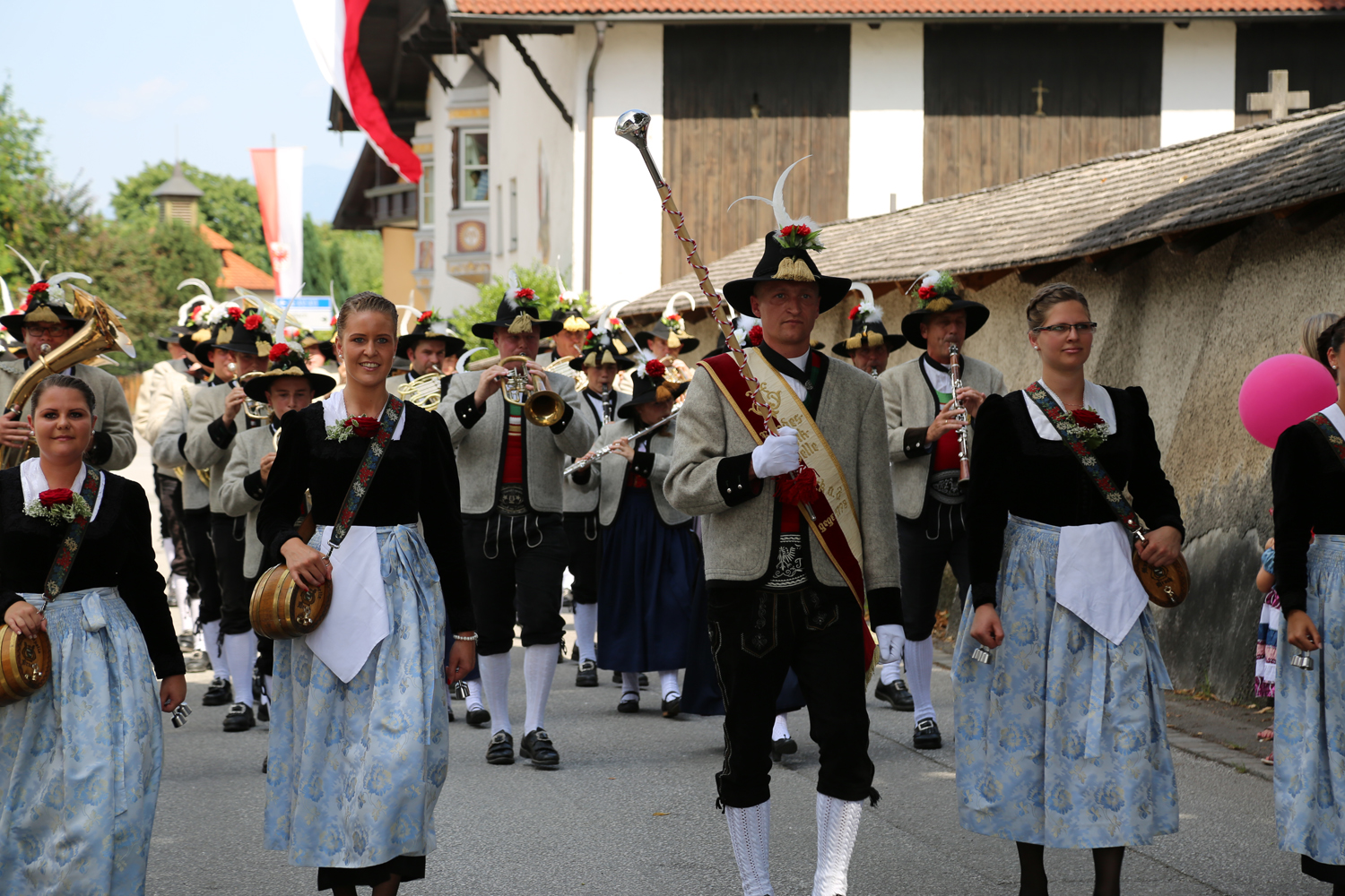 Anlässlich des 20. Amraser Dorffestes fand am 05. Juli nach neun Jahren erstmals wieder eine Marschmusikbewertung des Musikbezirkes Innsbruck-Stadt unter dem Motto "Musik in Bewegung" statt.
Neun Kapellen stellten sich den strengen Augen der Bewerter und gaben ihr Bestes. Bürgermeisterin Christine Oppitz-Plörer überreichte mit Roland Mair (GF des Tiroler Blasmusikverbandes) dem Obmann des Musikbezirkes Innsbruck-Stadt, Markus Schlenck, das Silberne Ehrenzeichen für seine besonderen Verdienste.
Die "Siegerehrung" führte stellvertretend für das Stadtoberhaupt Gemeinderätin Herlinde Keuschnigg und Gemeinderat Franz Hitzl, beide Mitglieder im Kulturausschuss, durch.