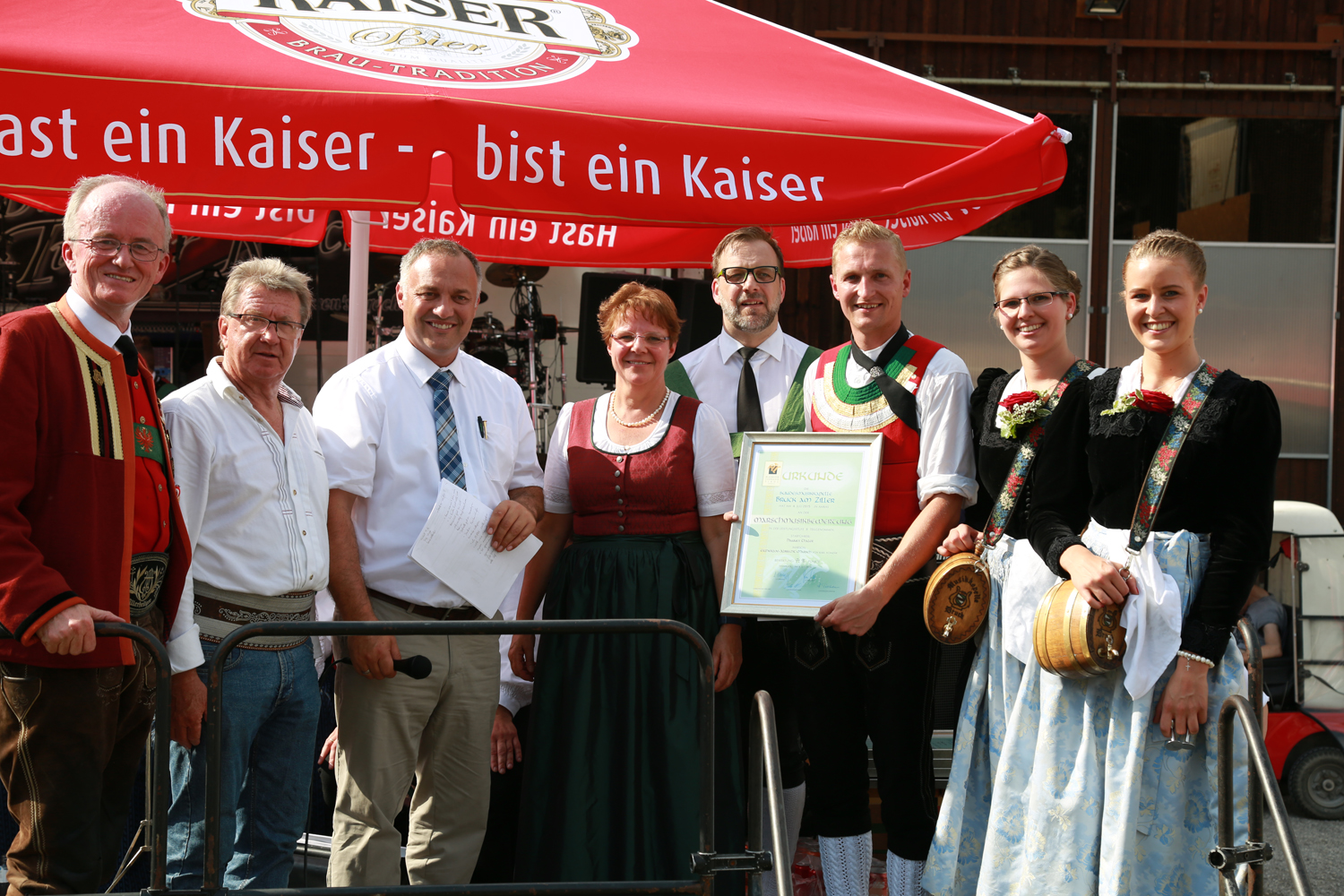 Anlässlich des 20. Amraser Dorffestes fand am 05. Juli nach neun Jahren erstmals wieder eine Marschmusikbewertung des Musikbezirkes Innsbruck-Stadt unter dem Motto "Musik in Bewegung" statt.
Neun Kapellen stellten sich den strengen Augen der Bewerter und gaben ihr Bestes. Bürgermeisterin Christine Oppitz-Plörer überreichte mit Roland Mair (GF des Tiroler Blasmusikverbandes) dem Obmann des Musikbezirkes Innsbruck-Stadt, Markus Schlenck, das Silberne Ehrenzeichen für seine besonderen Verdienste.
Die "Siegerehrung" führte stellvertretend für das Stadtoberhaupt Gemeinderätin Herlinde Keuschnigg und Gemeinderat Franz Hitzl, beide Mitglieder im Kulturausschuss, durch.