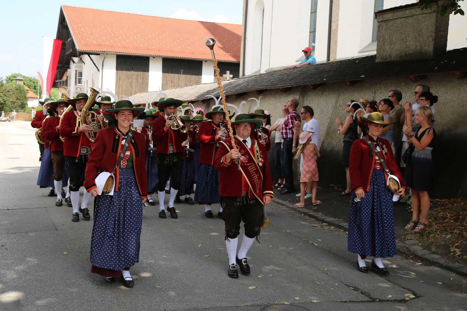 Anlässlich des 20. Amraser Dorffestes fand am 05. Juli nach neun Jahren erstmals wieder eine Marschmusikbewertung des Musikbezirkes Innsbruck-Stadt unter dem Motto "Musik in Bewegung" statt.
Neun Kapellen stellten sich den strengen Augen der Bewerter und gaben ihr Bestes. Bürgermeisterin Christine Oppitz-Plörer überreichte mit Roland Mair (GF des Tiroler Blasmusikverbandes) dem Obmann des Musikbezirkes Innsbruck-Stadt, Markus Schlenck, das Silberne Ehrenzeichen für seine besonderen Verdienste.
Die "Siegerehrung" führte stellvertretend für das Stadtoberhaupt Gemeinderätin Herlinde Keuschnigg und Gemeinderat Franz Hitzl, beide Mitglieder im Kulturausschuss, durch.