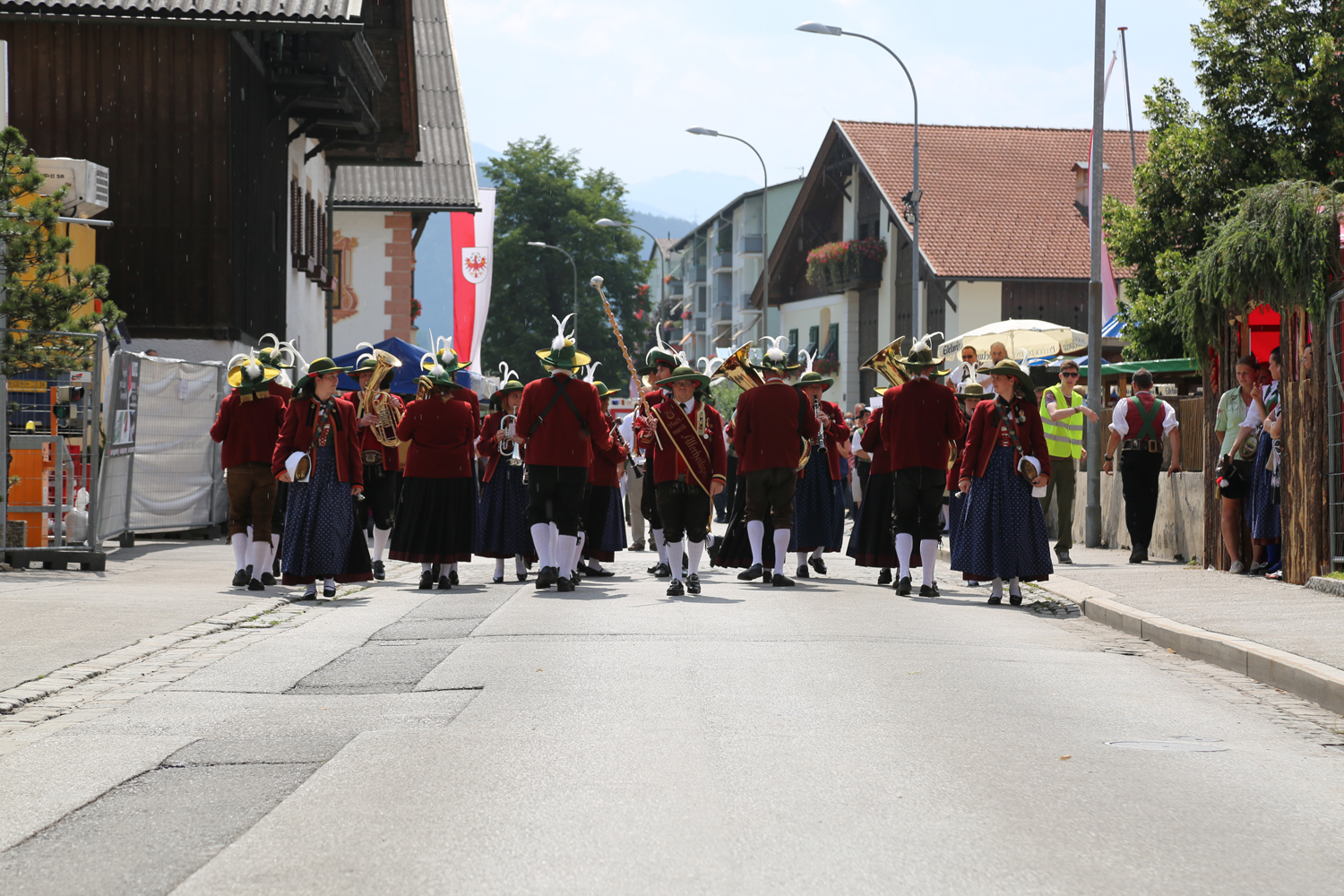 Anlässlich des 20. Amraser Dorffestes fand am 05. Juli nach neun Jahren erstmals wieder eine Marschmusikbewertung des Musikbezirkes Innsbruck-Stadt unter dem Motto "Musik in Bewegung" statt.
Neun Kapellen stellten sich den strengen Augen der Bewerter und gaben ihr Bestes. Bürgermeisterin Christine Oppitz-Plörer überreichte mit Roland Mair (GF des Tiroler Blasmusikverbandes) dem Obmann des Musikbezirkes Innsbruck-Stadt, Markus Schlenck, das Silberne Ehrenzeichen für seine besonderen Verdienste.
Die "Siegerehrung" führte stellvertretend für das Stadtoberhaupt Gemeinderätin Herlinde Keuschnigg und Gemeinderat Franz Hitzl, beide Mitglieder im Kulturausschuss, durch.