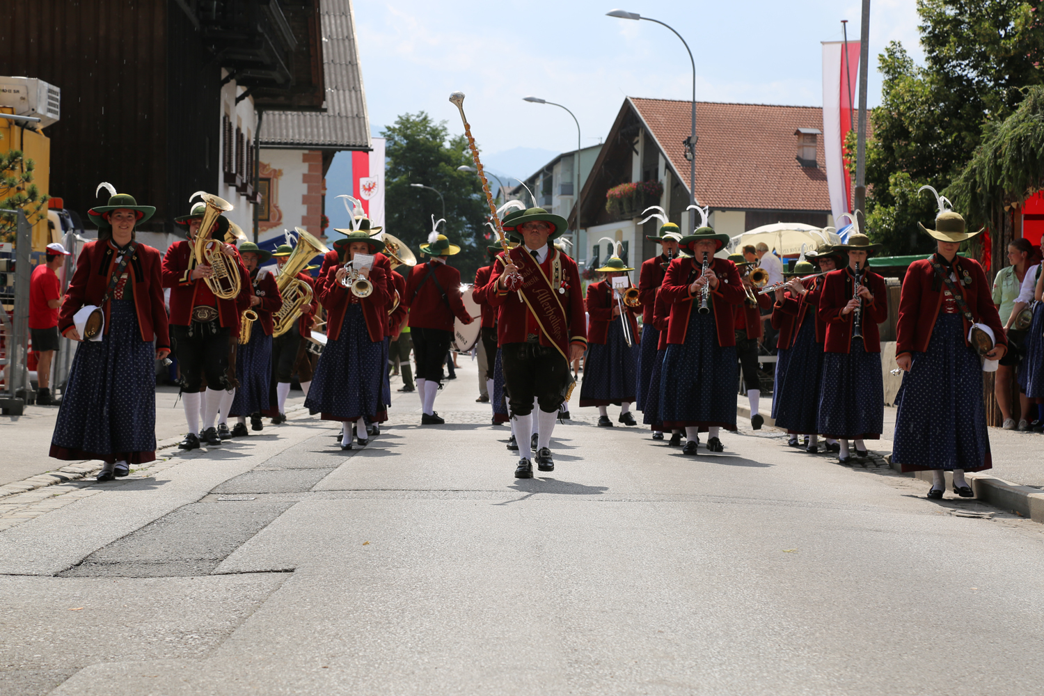Anlässlich des 20. Amraser Dorffestes fand am 05. Juli nach neun Jahren erstmals wieder eine Marschmusikbewertung des Musikbezirkes Innsbruck-Stadt unter dem Motto "Musik in Bewegung" statt.
Neun Kapellen stellten sich den strengen Augen der Bewerter und gaben ihr Bestes. Bürgermeisterin Christine Oppitz-Plörer überreichte mit Roland Mair (GF des Tiroler Blasmusikverbandes) dem Obmann des Musikbezirkes Innsbruck-Stadt, Markus Schlenck, das Silberne Ehrenzeichen für seine besonderen Verdienste.
Die "Siegerehrung" führte stellvertretend für das Stadtoberhaupt Gemeinderätin Herlinde Keuschnigg und Gemeinderat Franz Hitzl, beide Mitglieder im Kulturausschuss, durch.