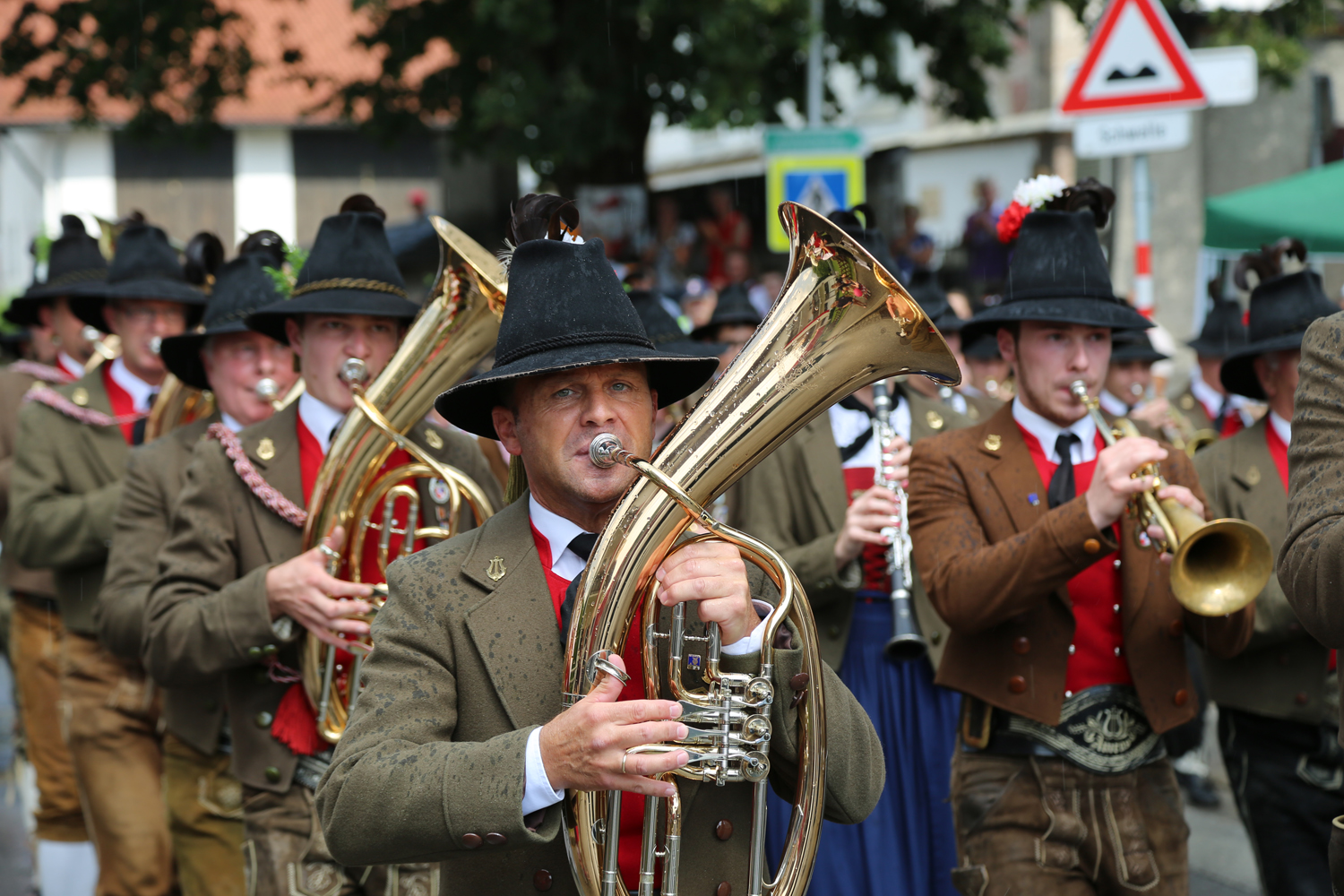 Anlässlich des 20. Amraser Dorffestes fand am 05. Juli nach neun Jahren erstmals wieder eine Marschmusikbewertung des Musikbezirkes Innsbruck-Stadt unter dem Motto "Musik in Bewegung" statt.
Neun Kapellen stellten sich den strengen Augen der Bewerter und gaben ihr Bestes. Bürgermeisterin Christine Oppitz-Plörer überreichte mit Roland Mair (GF des Tiroler Blasmusikverbandes) dem Obmann des Musikbezirkes Innsbruck-Stadt, Markus Schlenck, das Silberne Ehrenzeichen für seine besonderen Verdienste.
Die "Siegerehrung" führte stellvertretend für das Stadtoberhaupt Gemeinderätin Herlinde Keuschnigg und Gemeinderat Franz Hitzl, beide Mitglieder im Kulturausschuss, durch.