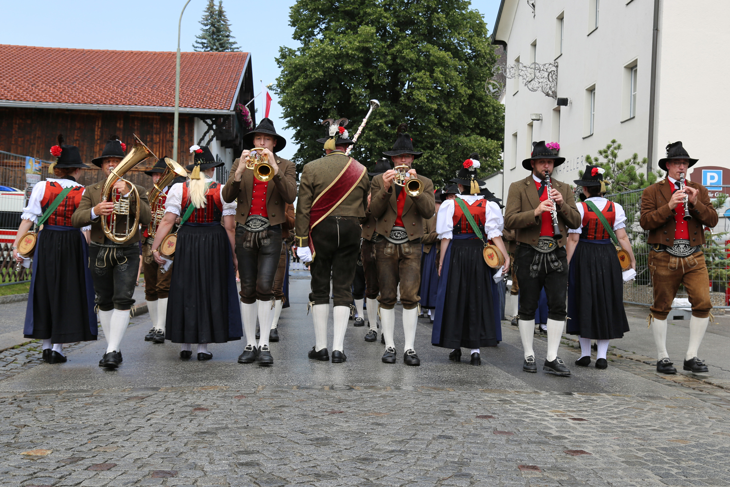 Anlässlich des 20. Amraser Dorffestes fand am 05. Juli nach neun Jahren erstmals wieder eine Marschmusikbewertung des Musikbezirkes Innsbruck-Stadt unter dem Motto "Musik in Bewegung" statt.
Neun Kapellen stellten sich den strengen Augen der Bewerter und gaben ihr Bestes. Bürgermeisterin Christine Oppitz-Plörer überreichte mit Roland Mair (GF des Tiroler Blasmusikverbandes) dem Obmann des Musikbezirkes Innsbruck-Stadt, Markus Schlenck, das Silberne Ehrenzeichen für seine besonderen Verdienste.
Die "Siegerehrung" führte stellvertretend für das Stadtoberhaupt Gemeinderätin Herlinde Keuschnigg und Gemeinderat Franz Hitzl, beide Mitglieder im Kulturausschuss, durch.