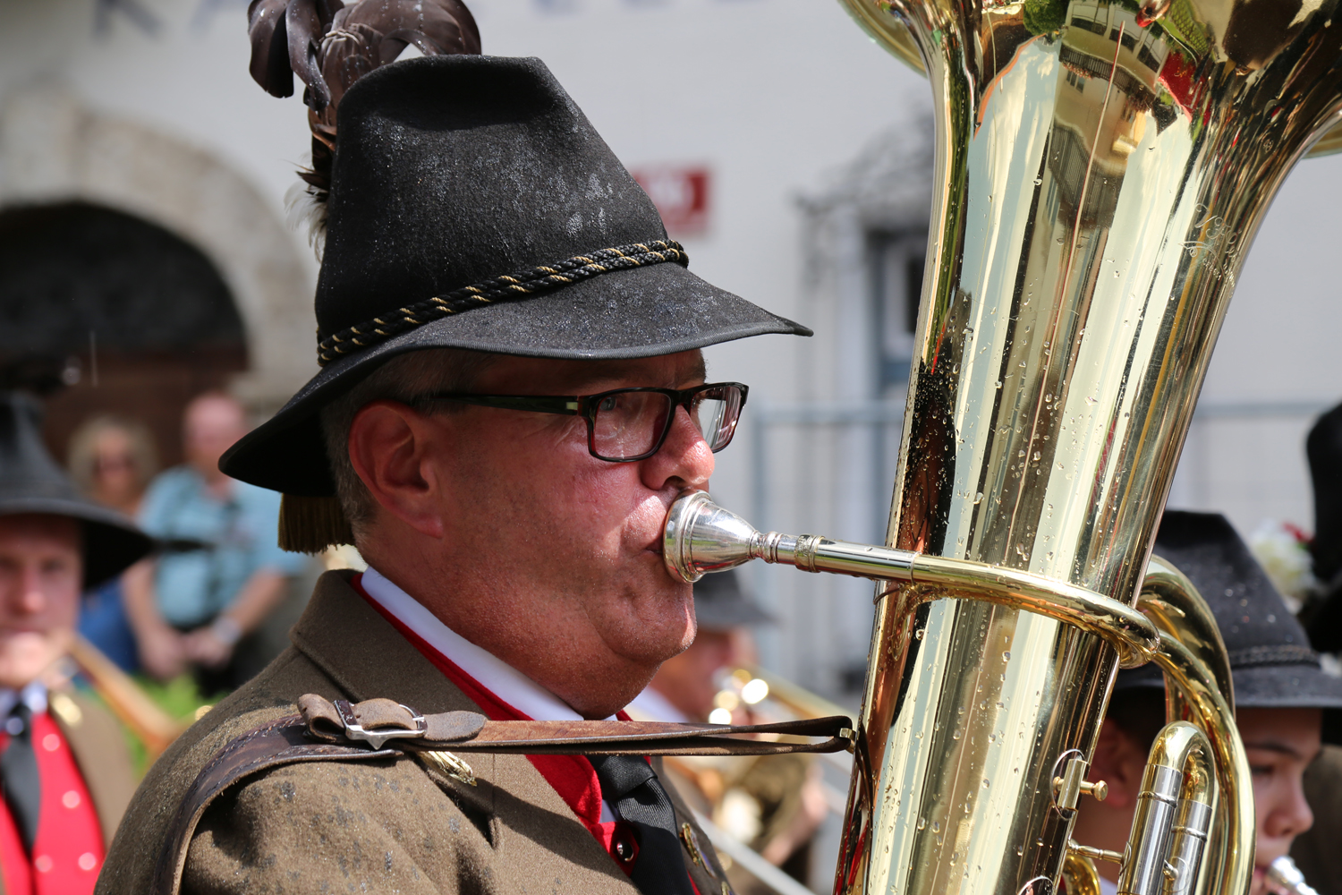 Anlässlich des 20. Amraser Dorffestes fand am 05. Juli nach neun Jahren erstmals wieder eine Marschmusikbewertung des Musikbezirkes Innsbruck-Stadt unter dem Motto "Musik in Bewegung" statt.
Neun Kapellen stellten sich den strengen Augen der Bewerter und gaben ihr Bestes. Bürgermeisterin Christine Oppitz-Plörer überreichte mit Roland Mair (GF des Tiroler Blasmusikverbandes) dem Obmann des Musikbezirkes Innsbruck-Stadt, Markus Schlenck, das Silberne Ehrenzeichen für seine besonderen Verdienste.
Die "Siegerehrung" führte stellvertretend für das Stadtoberhaupt Gemeinderätin Herlinde Keuschnigg und Gemeinderat Franz Hitzl, beide Mitglieder im Kulturausschuss, durch.