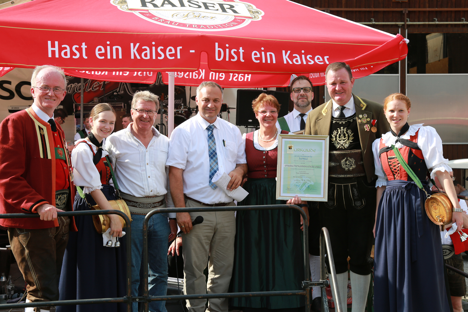 Anlässlich des 20. Amraser Dorffestes fand am 05. Juli nach neun Jahren erstmals wieder eine Marschmusikbewertung des Musikbezirkes Innsbruck-Stadt unter dem Motto "Musik in Bewegung" statt.
Neun Kapellen stellten sich den strengen Augen der Bewerter und gaben ihr Bestes. Bürgermeisterin Christine Oppitz-Plörer überreichte mit Roland Mair (GF des Tiroler Blasmusikverbandes) dem Obmann des Musikbezirkes Innsbruck-Stadt, Markus Schlenck, das Silberne Ehrenzeichen für seine besonderen Verdienste.
Die "Siegerehrung" führte stellvertretend für das Stadtoberhaupt Gemeinderätin Herlinde Keuschnigg und Gemeinderat Franz Hitzl, beide Mitglieder im Kulturausschuss, durch.