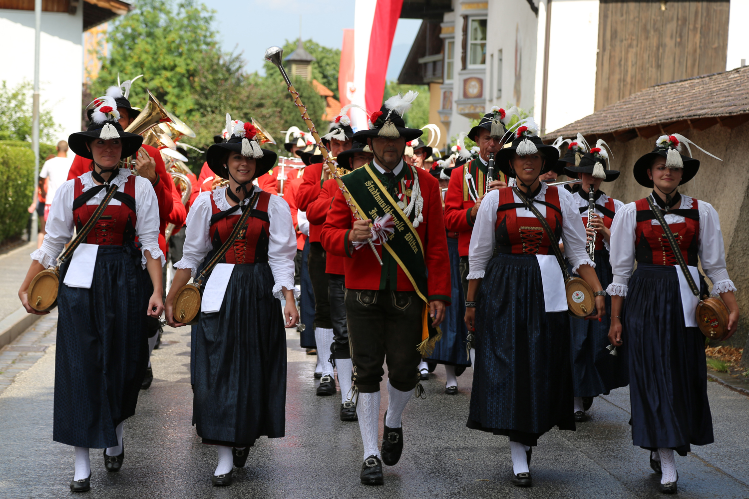 Anlässlich des 20. Amraser Dorffestes fand am 05. Juli nach neun Jahren erstmals wieder eine Marschmusikbewertung des Musikbezirkes Innsbruck-Stadt unter dem Motto "Musik in Bewegung" statt.
Neun Kapellen stellten sich den strengen Augen der Bewerter und gaben ihr Bestes. Bürgermeisterin Christine Oppitz-Plörer überreichte mit Roland Mair (GF des Tiroler Blasmusikverbandes) dem Obmann des Musikbezirkes Innsbruck-Stadt, Markus Schlenck, das Silberne Ehrenzeichen für seine besonderen Verdienste.
Die "Siegerehrung" führte stellvertretend für das Stadtoberhaupt Gemeinderätin Herlinde Keuschnigg und Gemeinderat Franz Hitzl, beide Mitglieder im Kulturausschuss, durch.