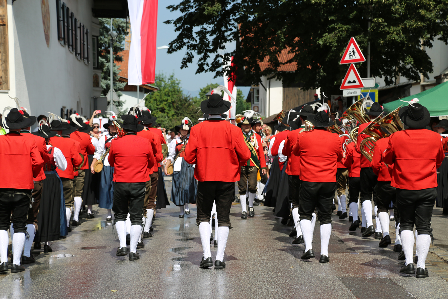 Anlässlich des 20. Amraser Dorffestes fand am 05. Juli nach neun Jahren erstmals wieder eine Marschmusikbewertung des Musikbezirkes Innsbruck-Stadt unter dem Motto "Musik in Bewegung" statt.
Neun Kapellen stellten sich den strengen Augen der Bewerter und gaben ihr Bestes. Bürgermeisterin Christine Oppitz-Plörer überreichte mit Roland Mair (GF des Tiroler Blasmusikverbandes) dem Obmann des Musikbezirkes Innsbruck-Stadt, Markus Schlenck, das Silberne Ehrenzeichen für seine besonderen Verdienste.
Die "Siegerehrung" führte stellvertretend für das Stadtoberhaupt Gemeinderätin Herlinde Keuschnigg und Gemeinderat Franz Hitzl, beide Mitglieder im Kulturausschuss, durch.