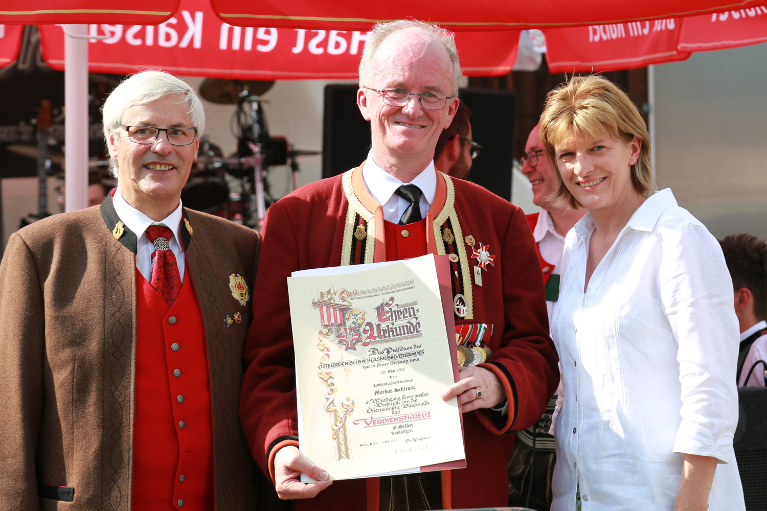 Anlässlich des 20. Amraser Dorffestes fand am 05. Juli nach neun Jahren erstmals wieder eine Marschmusikbewertung des Musikbezirkes Innsbruck-Stadt unter dem Motto "Musik in Bewegung" statt.
Neun Kapellen stellten sich den strengen Augen der Bewerter und gaben ihr Bestes. Bürgermeisterin Christine Oppitz-Plörer überreichte mit Roland Mair (GF des Tiroler Blasmusikverbandes) dem Obmann des Musikbezirkes Innsbruck-Stadt, Markus Schlenck, das Silberne Ehrenzeichen für seine besonderen Verdienste.
Die "Siegerehrung" führte stellvertretend für das Stadtoberhaupt Gemeinderätin Herlinde Keuschnigg und Gemeinderat Franz Hitzl, beide Mitglieder im Kulturausschuss, durch.