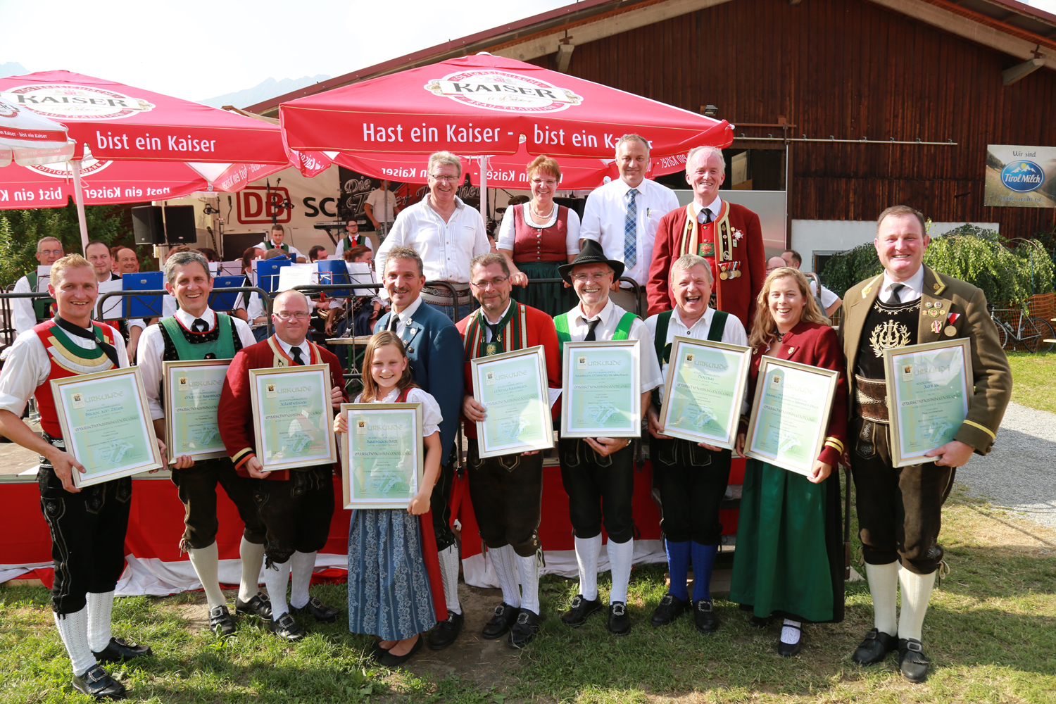 Anlässlich des 20. Amraser Dorffestes fand am 05. Juli nach neun Jahren erstmals wieder eine Marschmusikbewertung des Musikbezirkes Innsbruck-Stadt unter dem Motto "Musik in Bewegung" statt.
Neun Kapellen stellten sich den strengen Augen der Bewerter und gaben ihr Bestes. Bürgermeisterin Christine Oppitz-Plörer überreichte mit Roland Mair (GF des Tiroler Blasmusikverbandes) dem Obmann des Musikbezirkes Innsbruck-Stadt, Markus Schlenck, das Silberne Ehrenzeichen für seine besonderen Verdienste.
Die "Siegerehrung" führte stellvertretend für das Stadtoberhaupt Gemeinderätin Herlinde Keuschnigg und Gemeinderat Franz Hitzl, beide Mitglieder im Kulturausschuss, durch.