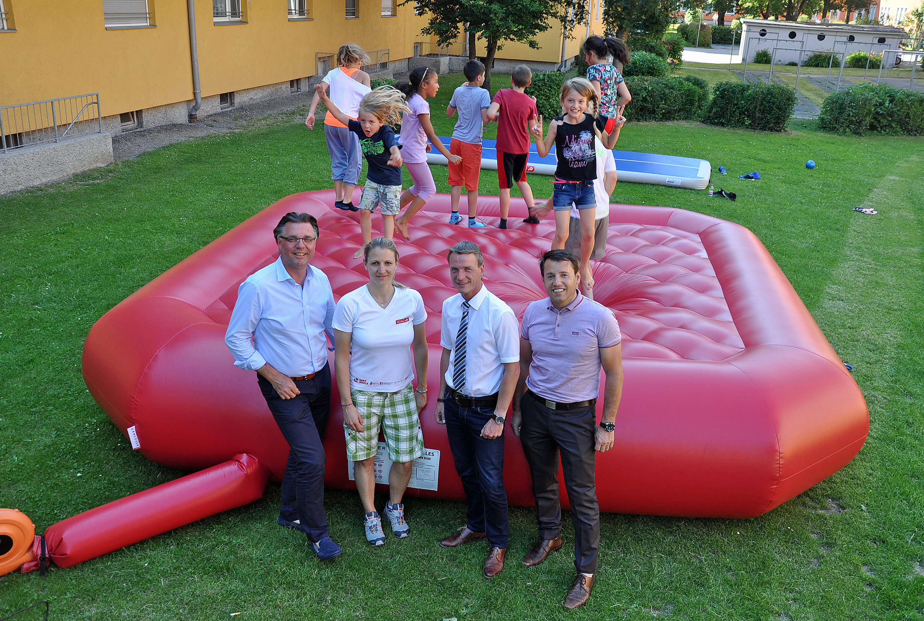 „Gemma“ begeistert Groß und Klein – diese Erfahrung machten ASKÖ-Präsident Klaus Gasteiger, Projektleiterin Viktoria Geiler, MSc, Vizebürgermeister Christoph Kaufmann und Dr. Franz Danler im Eichhof (v. l.)