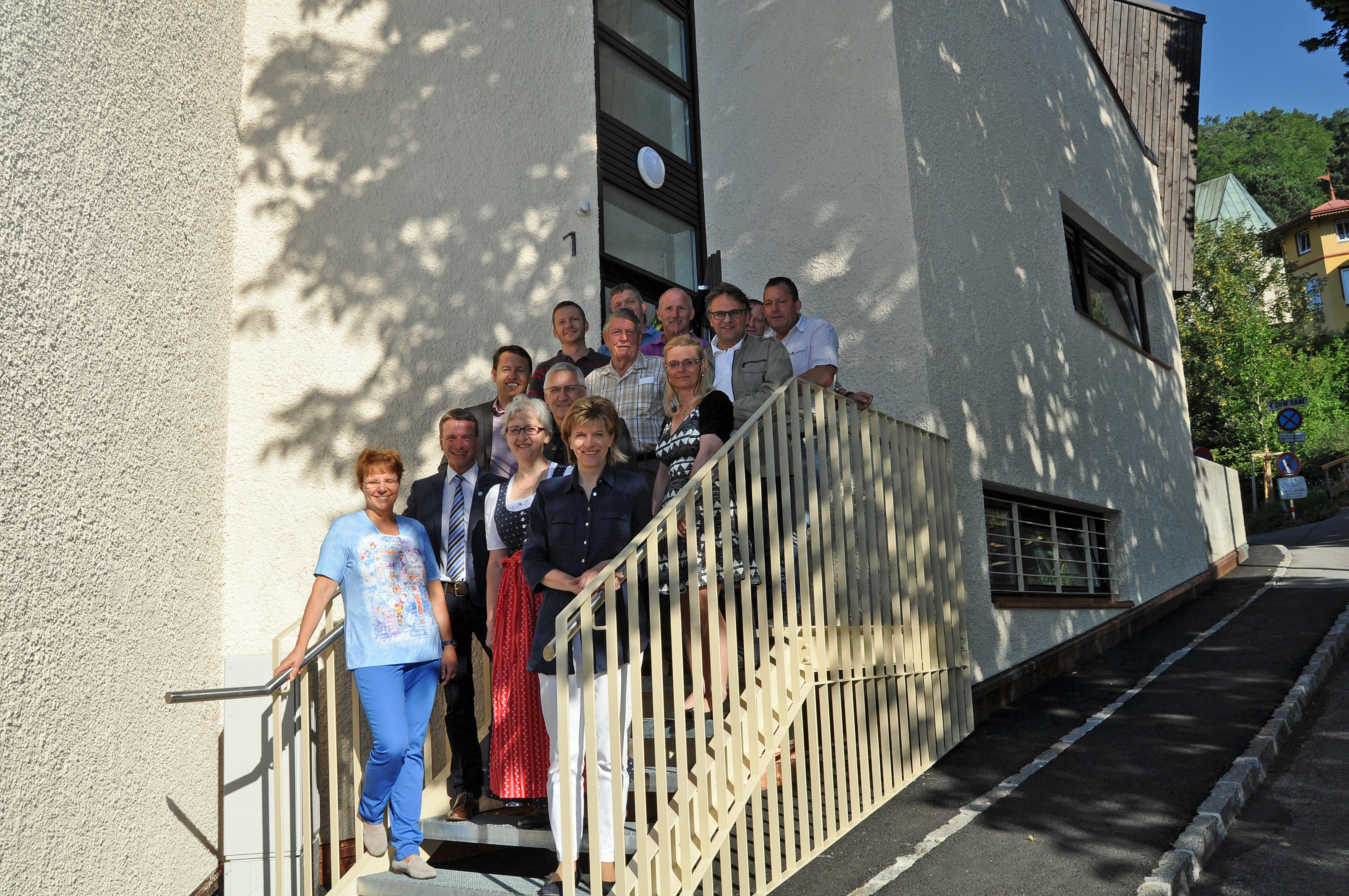 VertreterInnen der Höttinger Vereine, Mitarbeiter der IIG und IIG-Geschäftsführer Franz Danler (links, Mitte) führten Bürgermeisterin Christine Oppitz-Plörer (vorne, rechts), Vizebürgermeister Christoph Kaufmann (2. Reihe, links) und Gemeinderätin Herlinde Keuschnigg (vorne, links) durch den Zubau, der von außen beinahe nicht erkennbar ist.