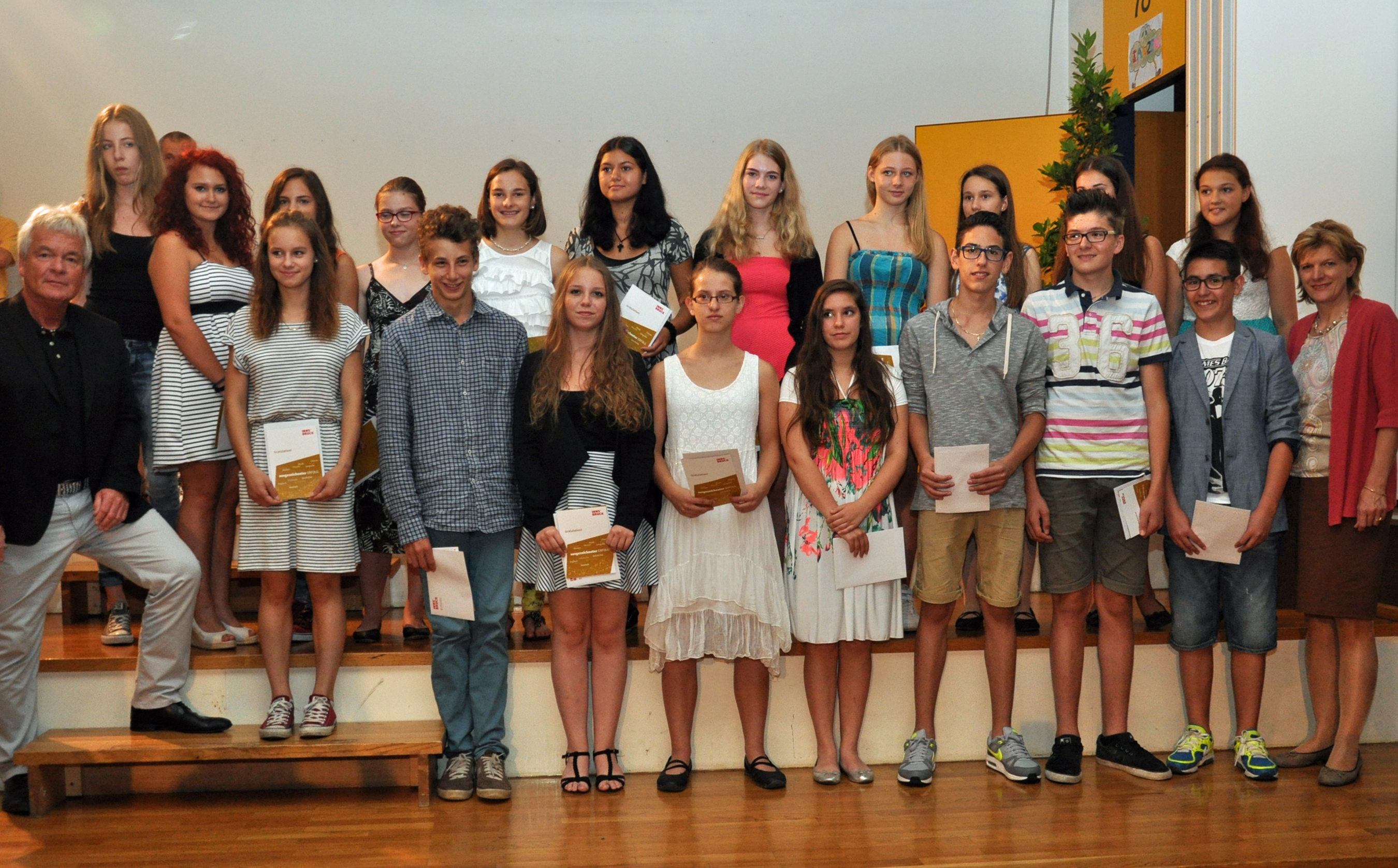 Die SchülerInnen der Gastgeberschulen Neuen Mittelschule/Musikmittelschule Olympisches Dorf freuten sich gemeinsam mit Bürgermeisterin Oppitz-Plörer (rechts) und Stadtrat Pechlaner (links) über die verdiente Auszeichnung.