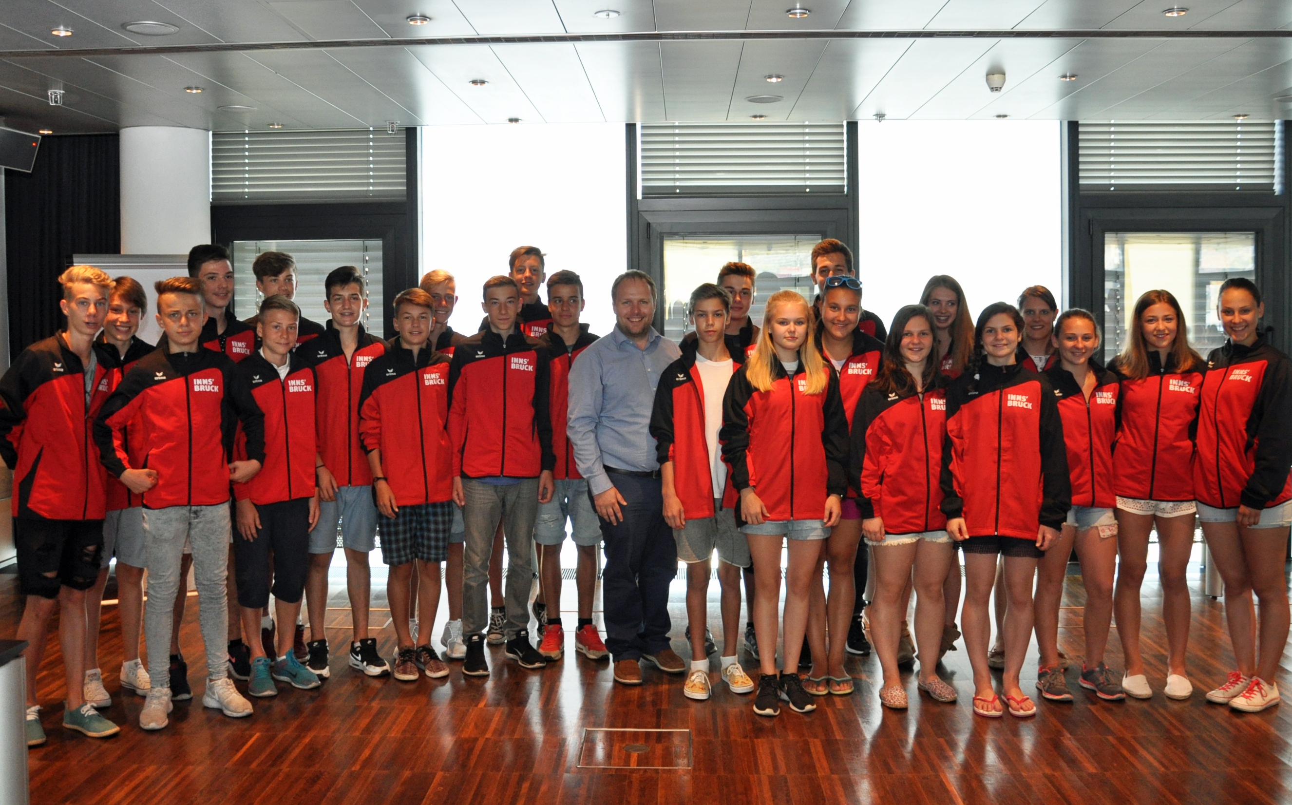 Unter der Leitung von Gemeinderat Mag. Lukas Krackl erfolgte am 06. Juli die Einkleidung der Innsbrucker Jugend-Delegation, die sich anlässlich der Internationalen Jugendspiele 2015 in den kommenden Tagen auf den Weg nach Aalborg (DK) macht. Die jungen Sportlerinnen freuen sich schon auf Innsbrucks dänische Partnerstadt, die hochklassige sportliche Wettbewerbe auf internationalem Niveau verspricht.