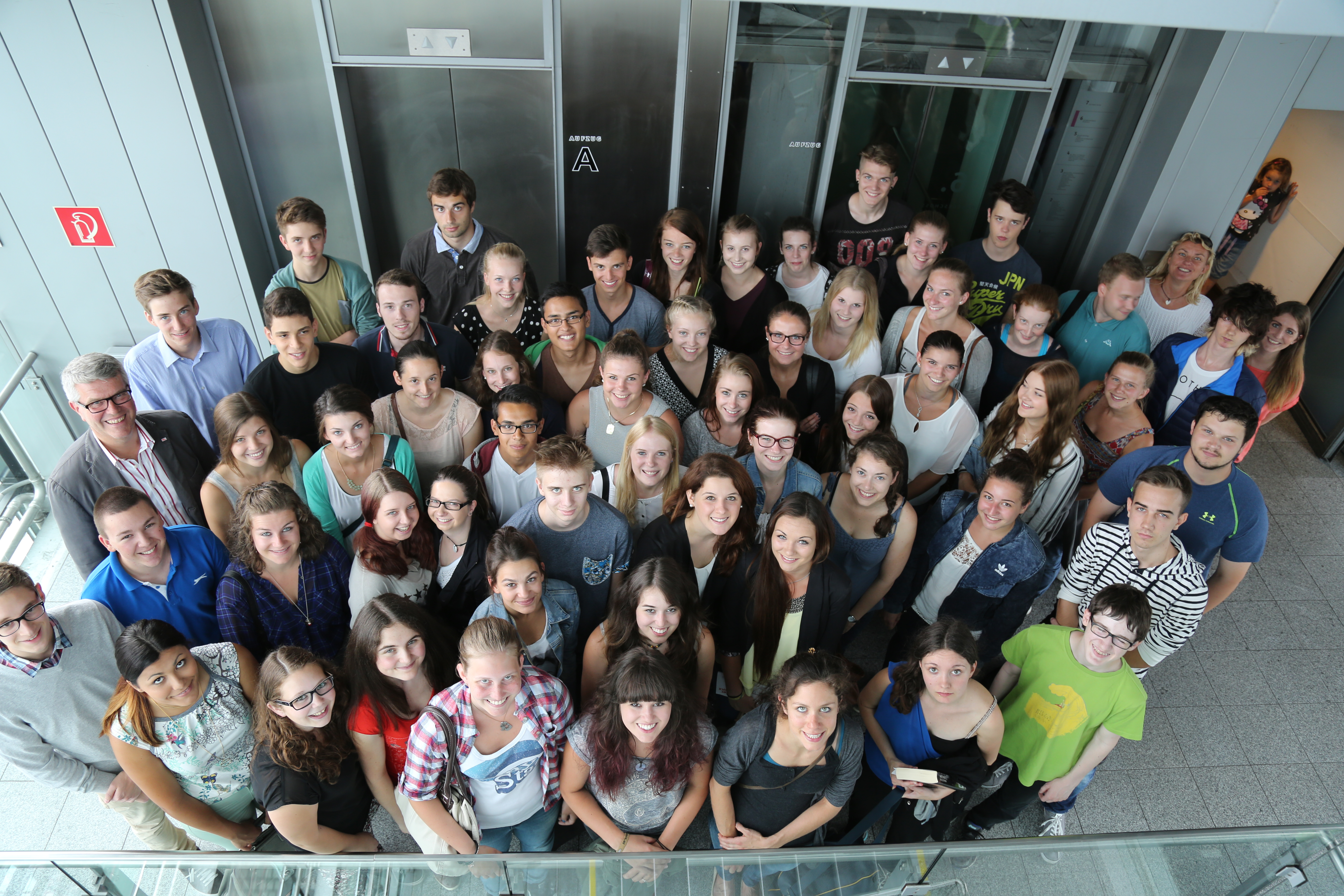 Amtsleiter für Personalwesen Ferdinand Neu (4. Reihe, 1.v.l.) begrüßte die FerialmitarbeiterInnen, die in den verschiedensten Bereichen in den Sommerferien bei der Stadt Innsbruck tätig sind und überreichte ein kleines Willkommenspräsent.