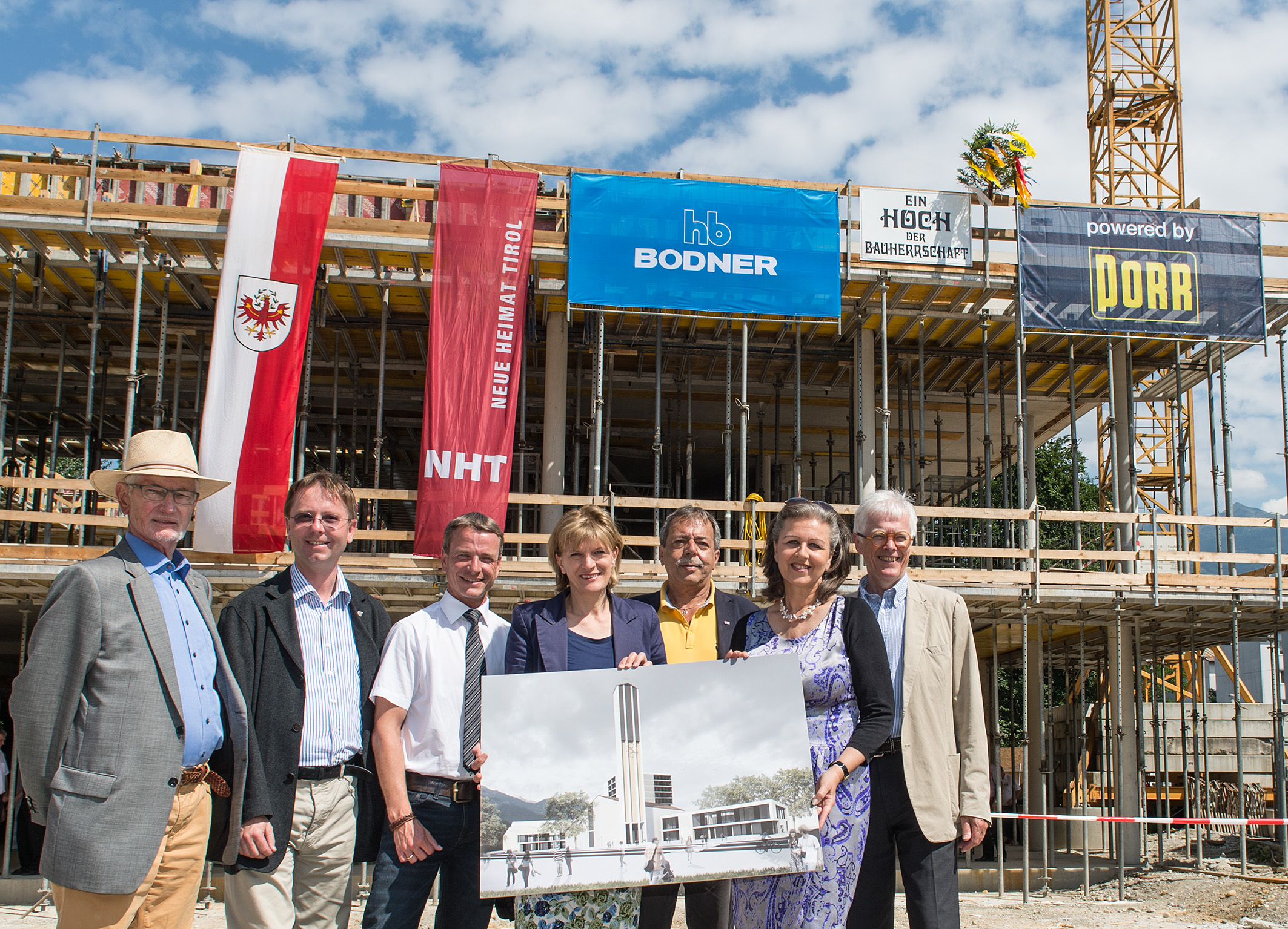 Freuen sich über das neue Projekt in der Innsbrucker Reichenau (von rechts): NHT-Geschäftsführer Klaus Lugger, Landesrätin Patrizia Zoller-Frischauf, Planungsstadtrat Gerhard Fritz, Bürgermeisterin Christine Oppitz-Plörer, Vizebürgermeister Christoph Kaufmann, Pfarrer Paul Kneußl und Franz Vorhausberger als Vertreter des Pfarrkirchenrats bei der Fristfeier.