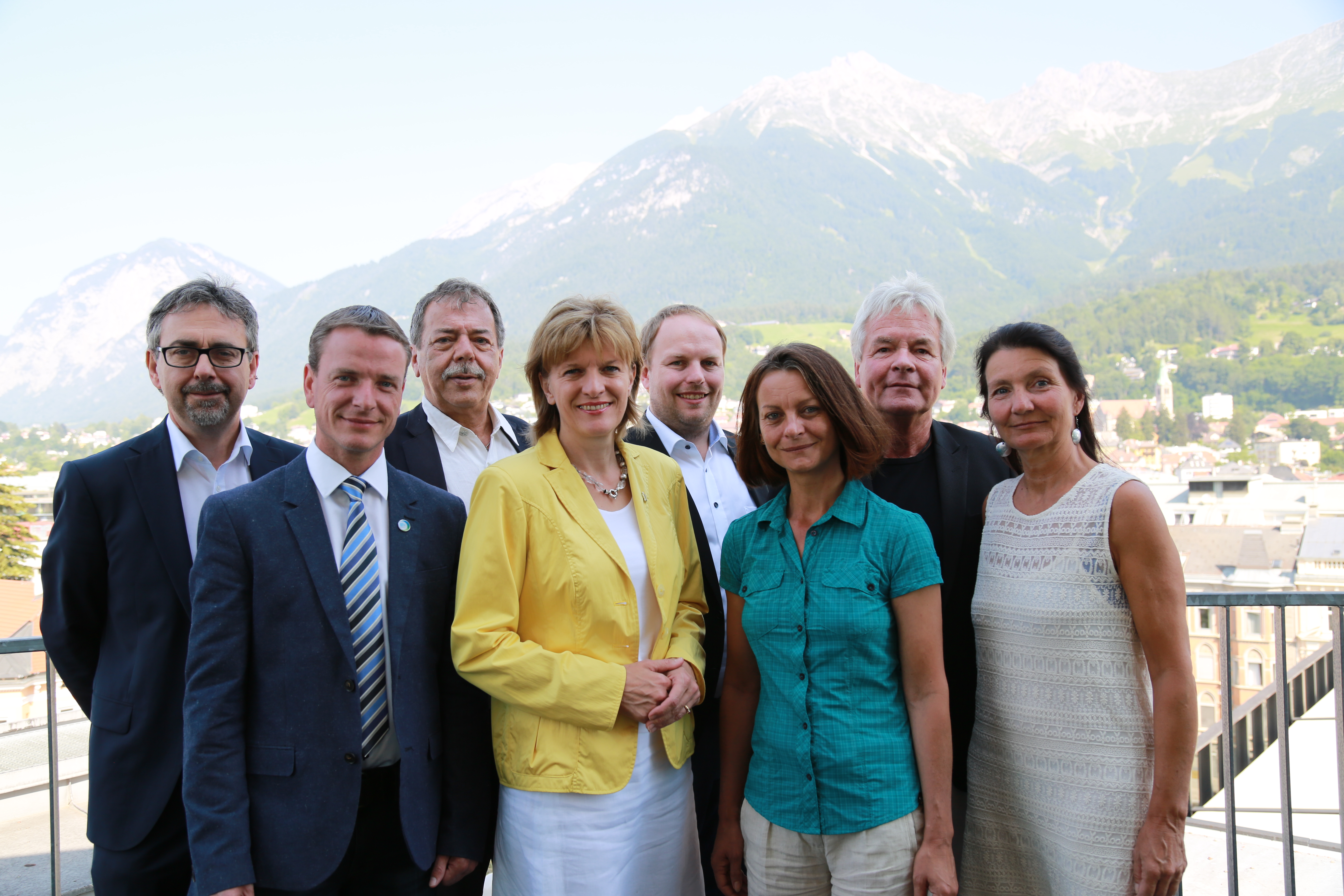Bei der Pressekonferenz zur Halbzeitbilanz der Innsbrucker Regierungskoalition (v.l.): SPÖ-Klubobmann Arno Grünbacher, Vizebürgermeister Christoph Kaufmann, Stadtrat Gerhard Fritz, Bürgermeisterin Christine Oppitz-Plörer, FI-Klubobmann Lucas Krackl, Vizebürgermeisterin Sonja Pitscheider, Stadtrat Ernst Pechlaner und Grüne-Klubobfrau Uschi Schwarzl