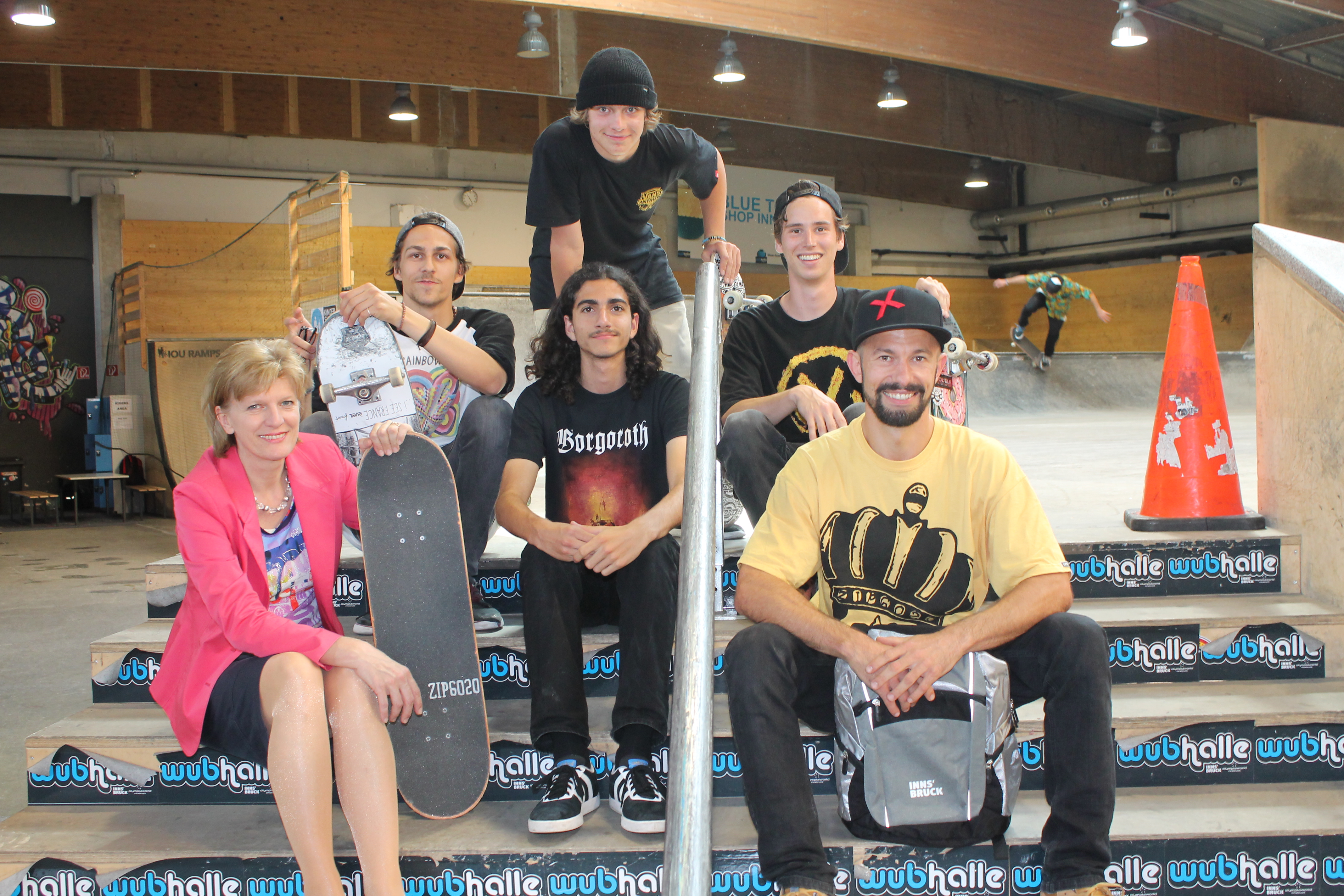Bürgermeisterin Christine Oppitz-Plörer mit den Skateboradern und Zip6020-Obmann Stefan Ebner (vorne rechts).
