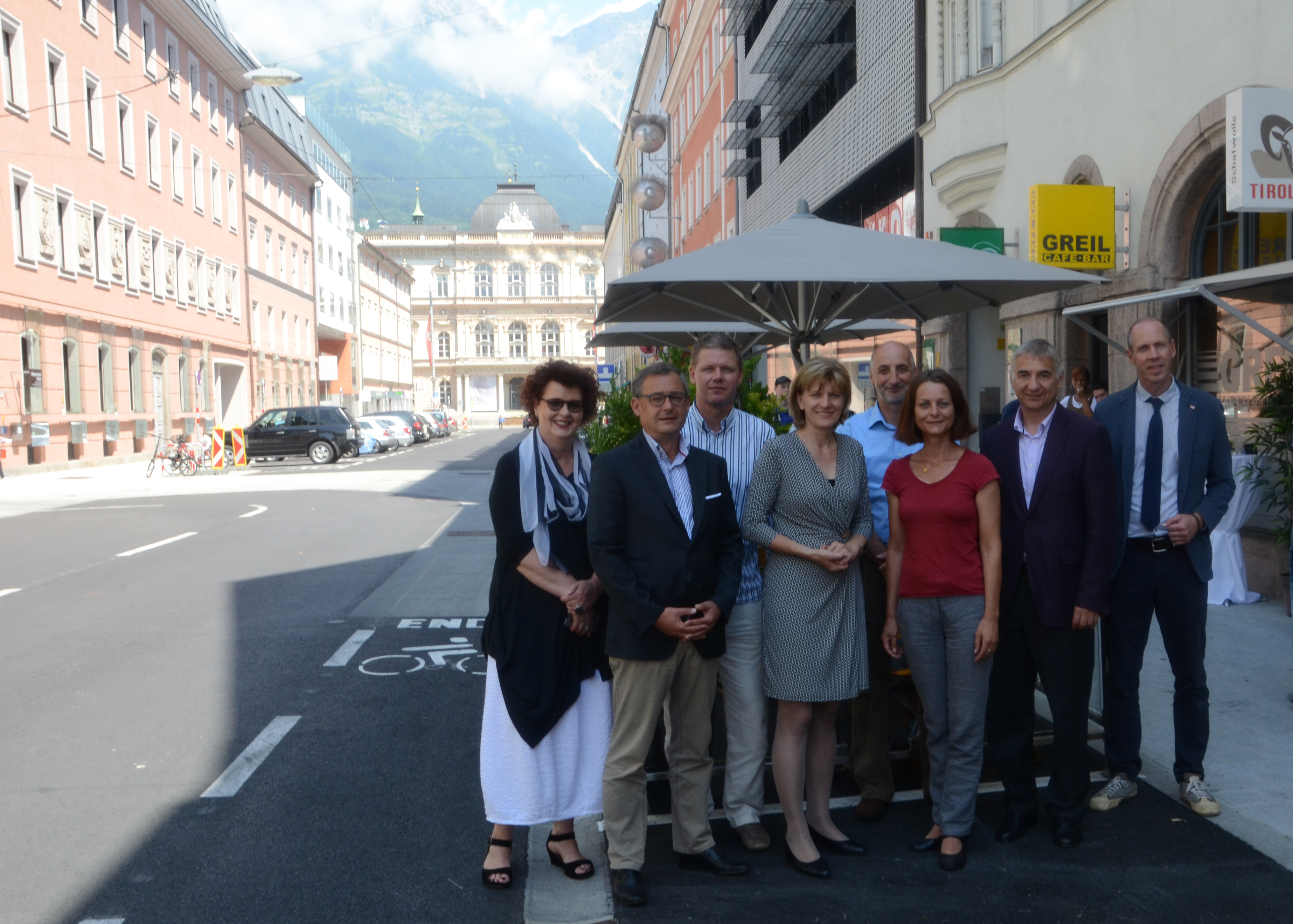 Bürgermeisterin Christine Oppitz-Plörer (4.v.l.) zeigte sich gemeinsam mit Vizebürgermeisterin Sonja Pitscheider (3.v.r.), Vertretern des Amts für Tiefbau rund um Amtsvorstand Walter Zimmeter (2.v.r.), Bernhard Vetorrazzi (Stadtmarketing, 1.v.r.) sowie VertreterInnen des Innenstadtvereins über das Endergebnis der Neugestaltung der Wilhelm-Greil-Straße erfreut.