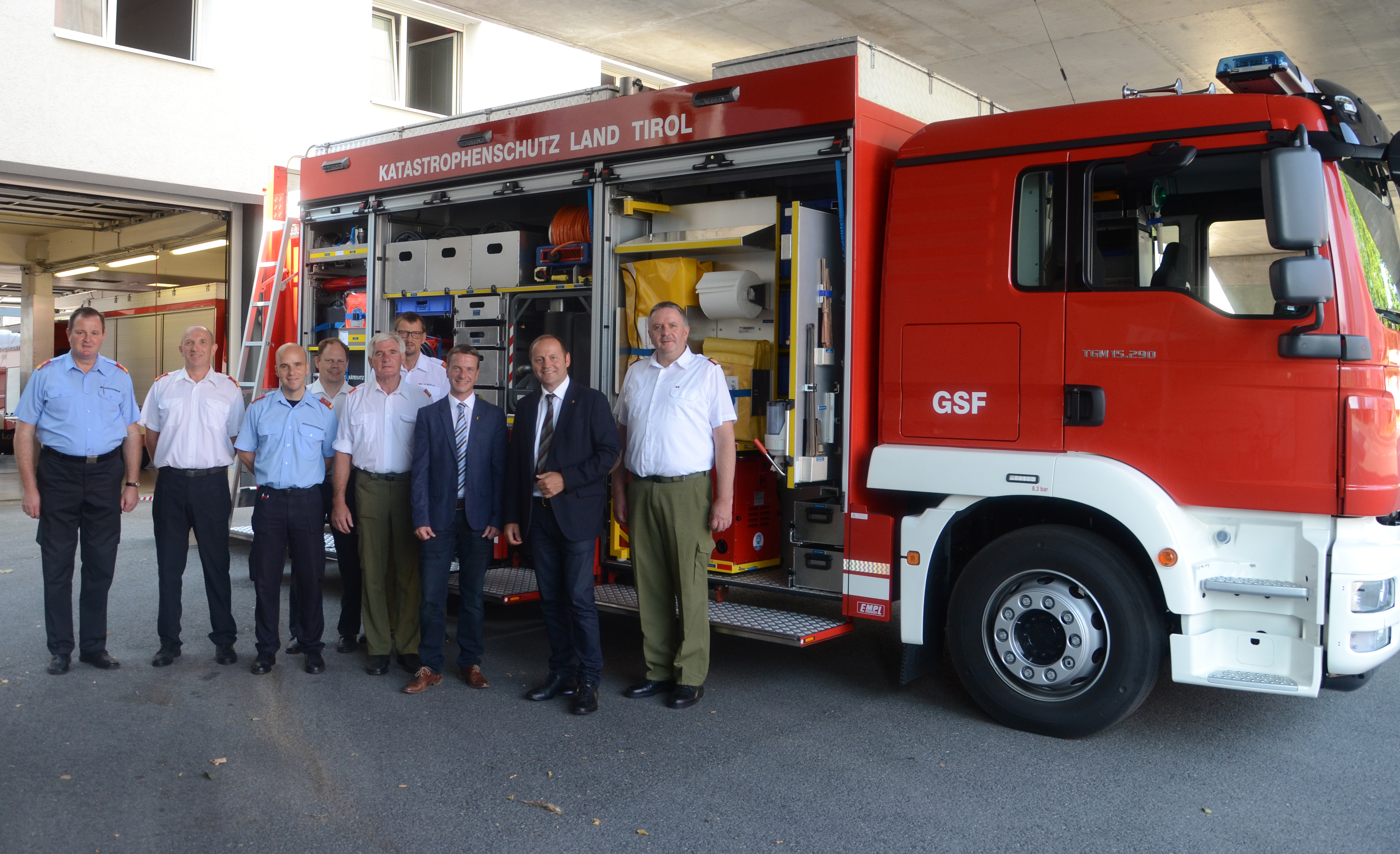 Das neue Gefährliche-Stoffe-Fahrzeug der Berufsfeuerwehr Innsbruck beeindruckte auch Vizebürgermeister Christoph Kaufmann (3.v.r.) und Landeshauptmannstellvertreter Josef Geisler (2.v.r.).