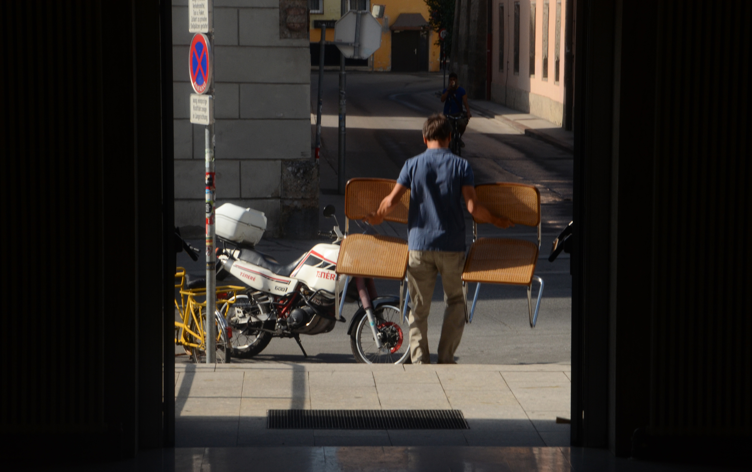 Auch Möbelstücke, beispielsweise Stühle, wechselten die Besitzerin bzw. den Besitzer.