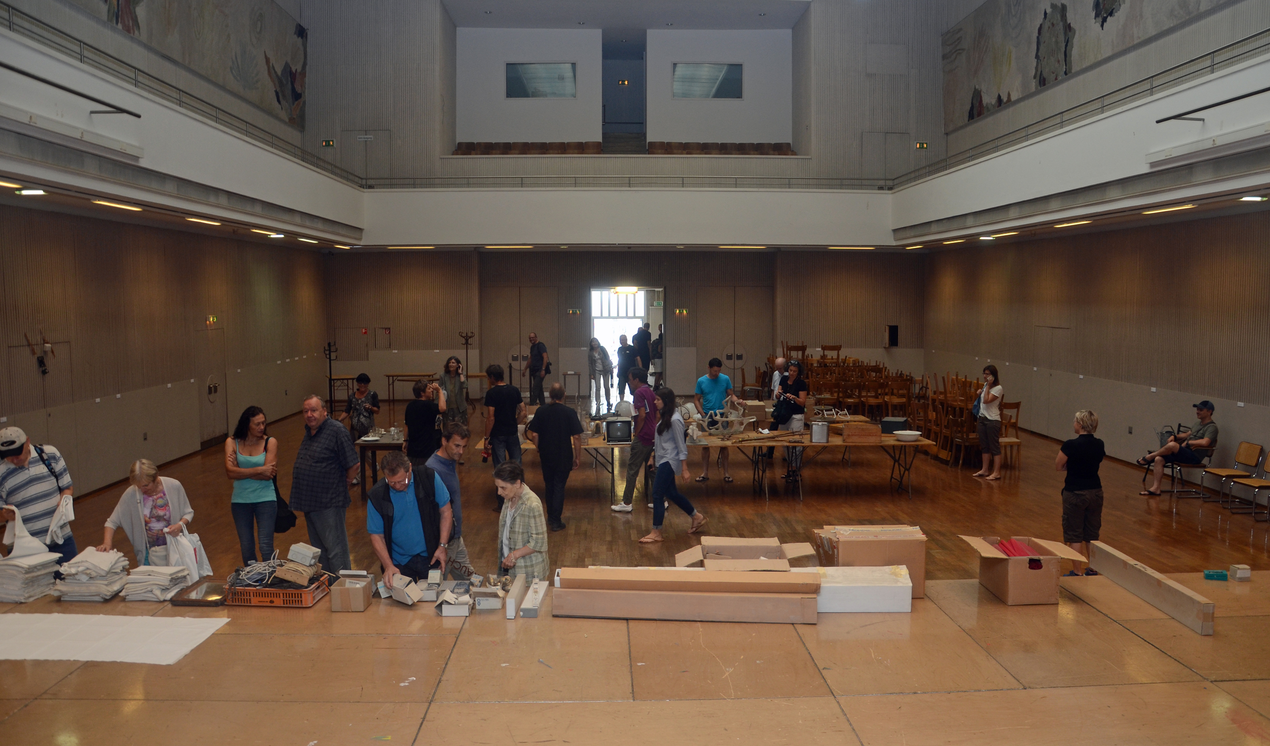 Wer suchet, der findet: Bereits am Morgen herrschte reger Andrang in den Stadtsälen.