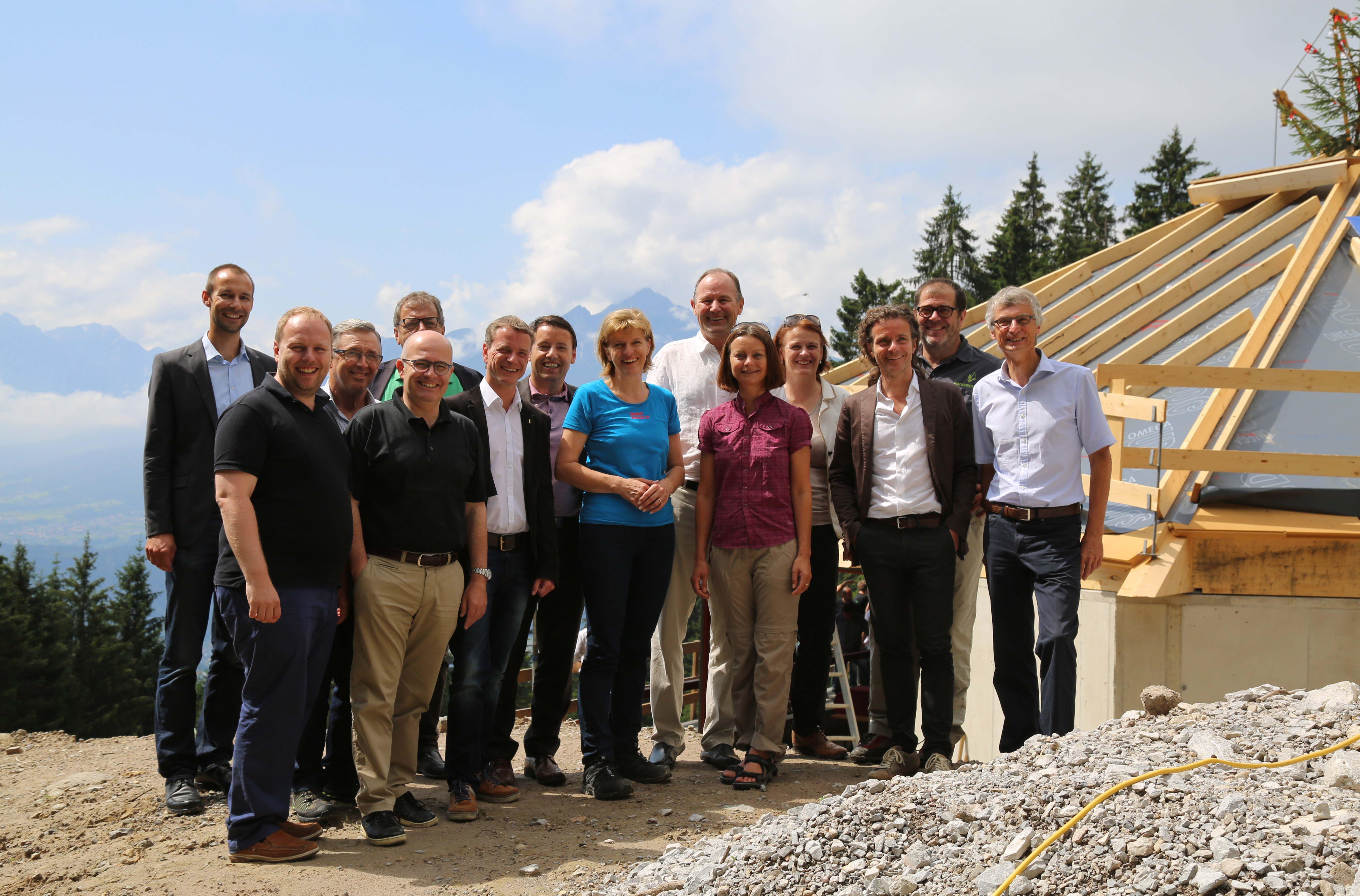 VertreterInnen der Stadtregierung rund um Bürgermeisterin Christine Oppitz-Plörer, des Gemeinderats, der IIG-Führung, des Architektenteams sowie der Baufirma und die zukünftige Pächterin Sonja Schütz zeigten sich bei der Firstfeier der Umbrückler Alm sichtlich erfreut über den Projektfortschritt.